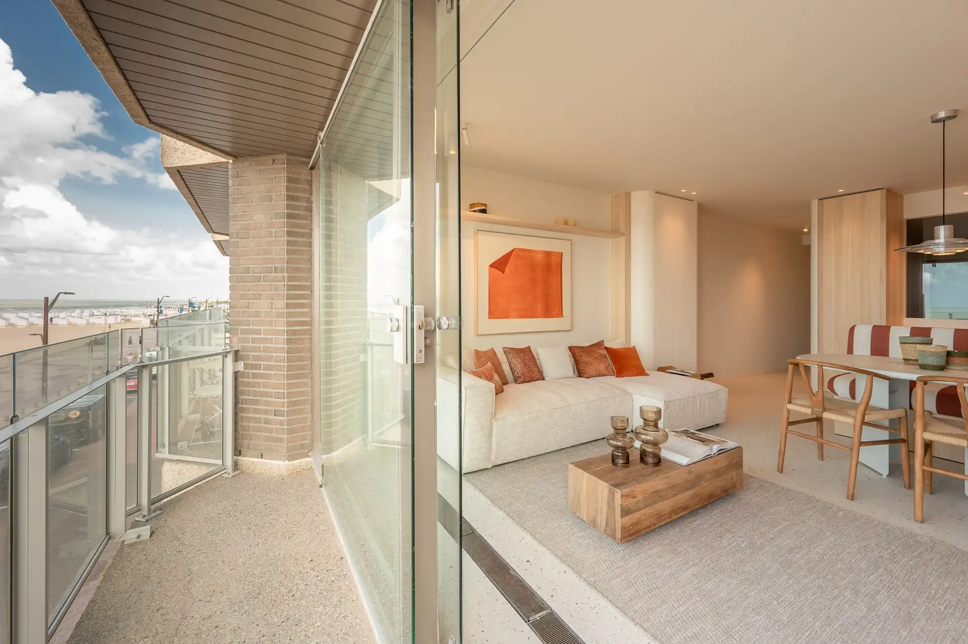 Zeer mooi gerenoveerd appartement met frontaal zeezicht op Zeedijk in het Het Zoute, gelegen vlakbij het Albertplein. foto 3