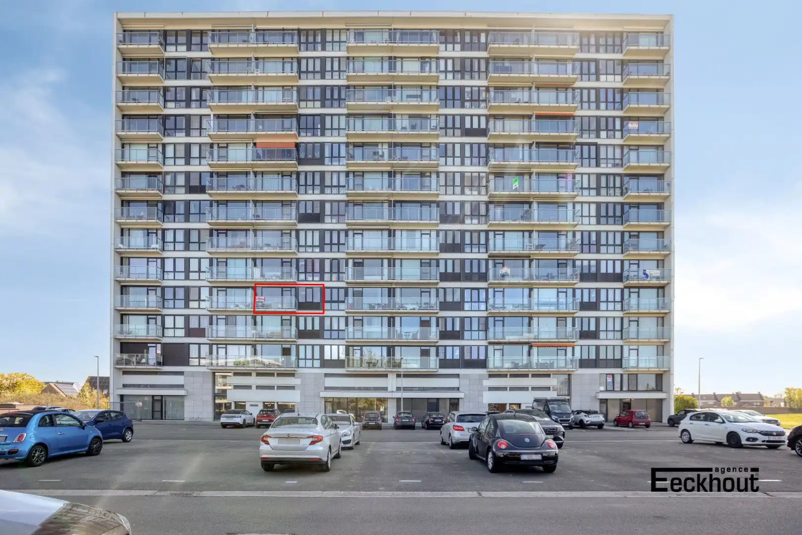 Appartement met terras en open zicht in Bredene, met autostaanplaats foto {{pictureIndex}}