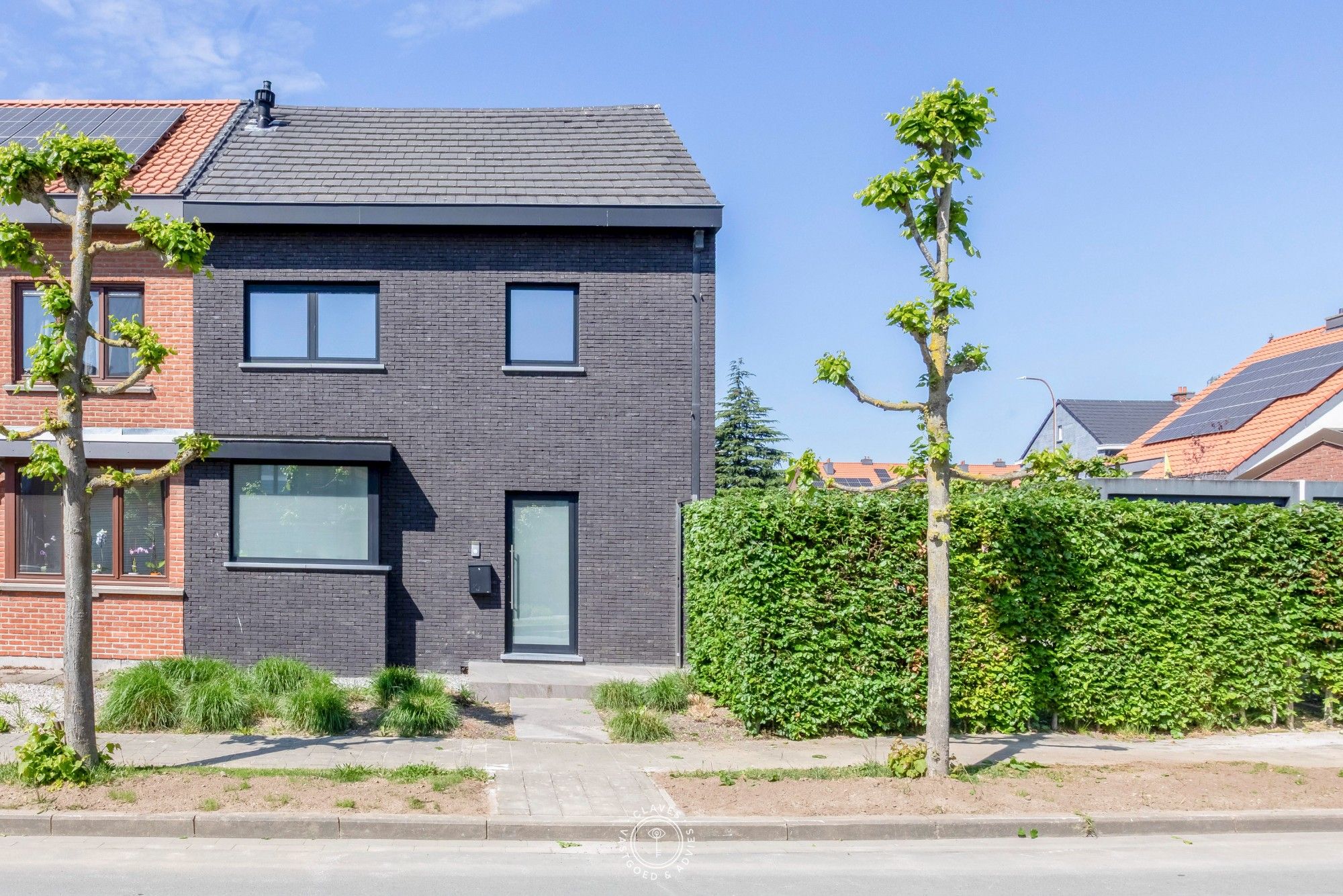 Instapklare moderne woning met dubbele garage in rustige woonwijk foto {{pictureIndex}}
