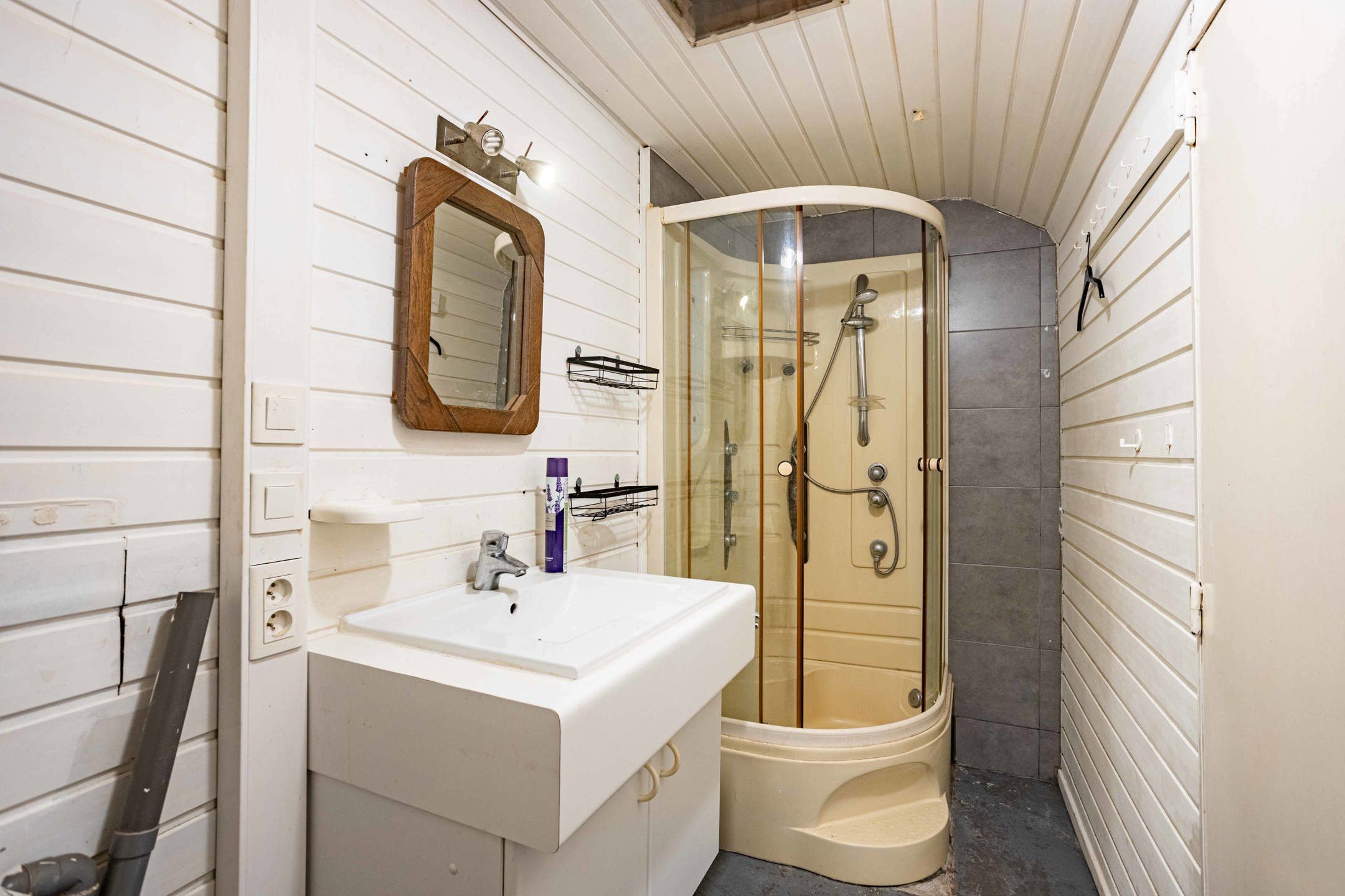 Te renoveren woning met terras op interessante locatie! foto 12