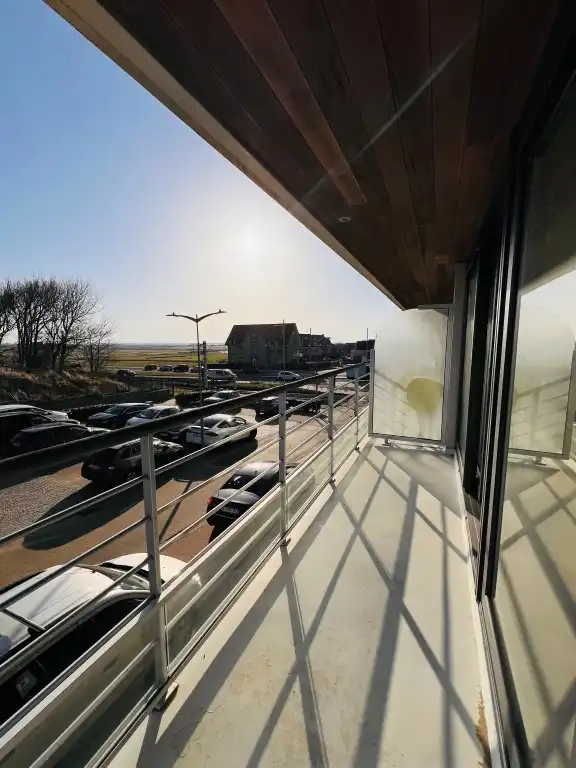 Luxueus appartement met breed terras en zijdelings zeezicht foto 13