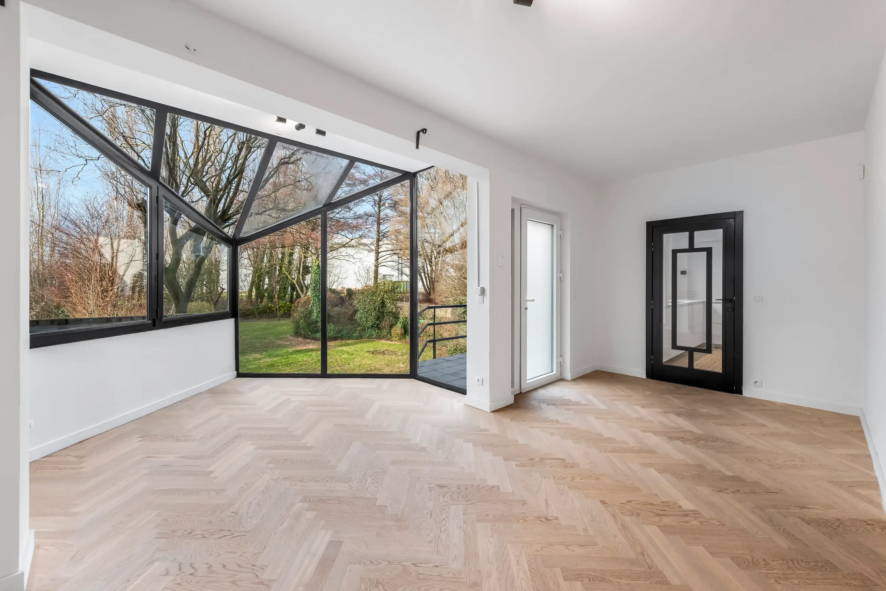 Ruime gerenoveerde halfopen bel-etage met tuin in Neerland foto 3