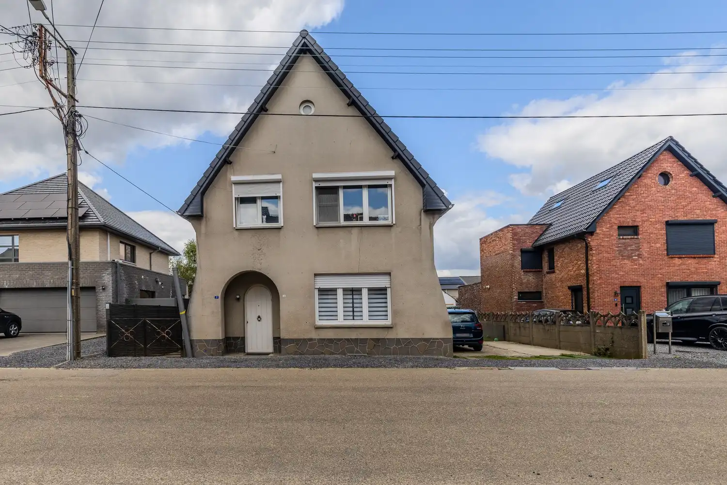 Gezinswoning met 4 slaapkamers te koop in Maasmechelen foto {{pictureIndex}}