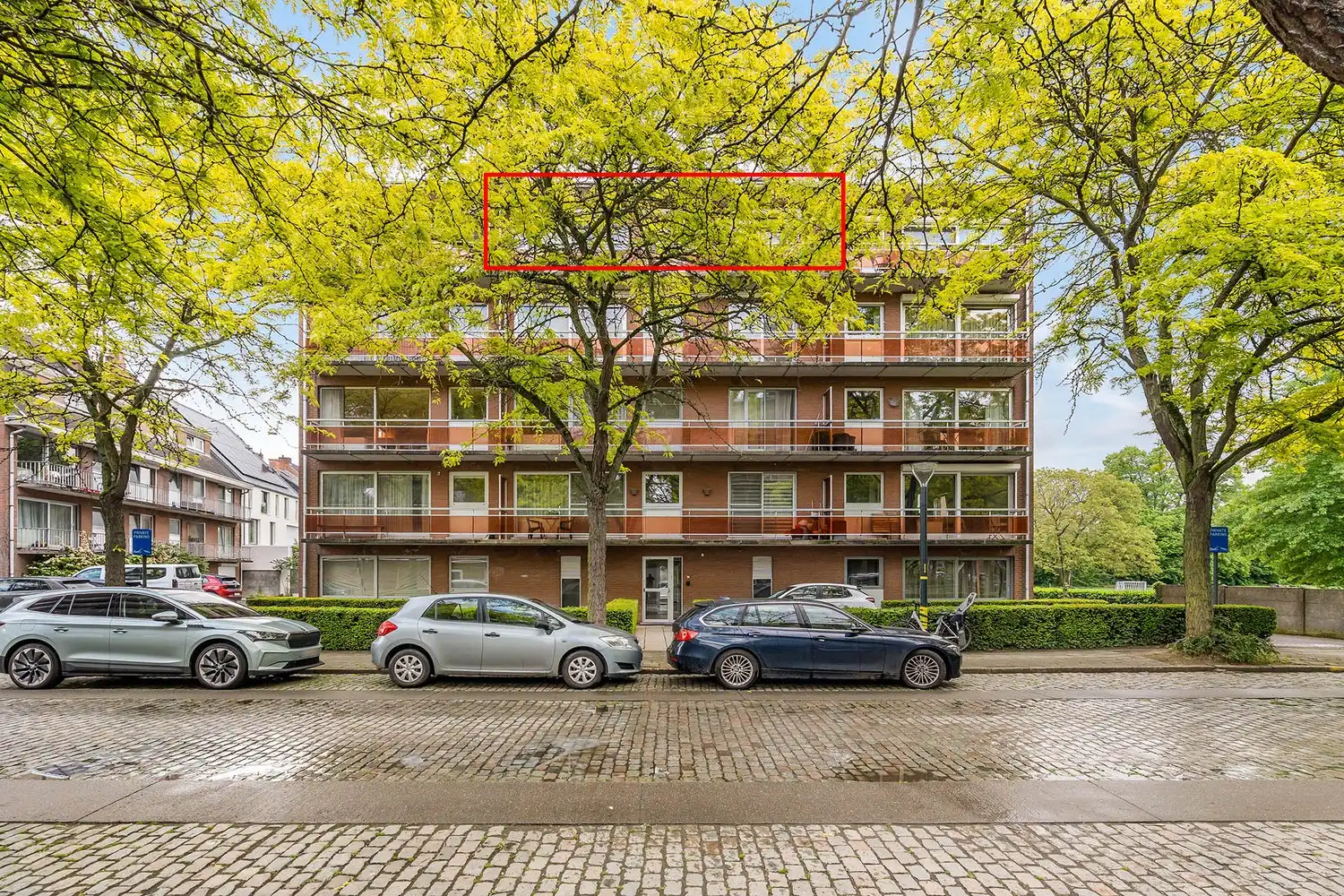 Centraal gelegen, gerenoveerd en energiezuinig appartement met 1 slaapkamer, een terras en een autostaanplaats te Leuven! foto {{pictureIndex}}
