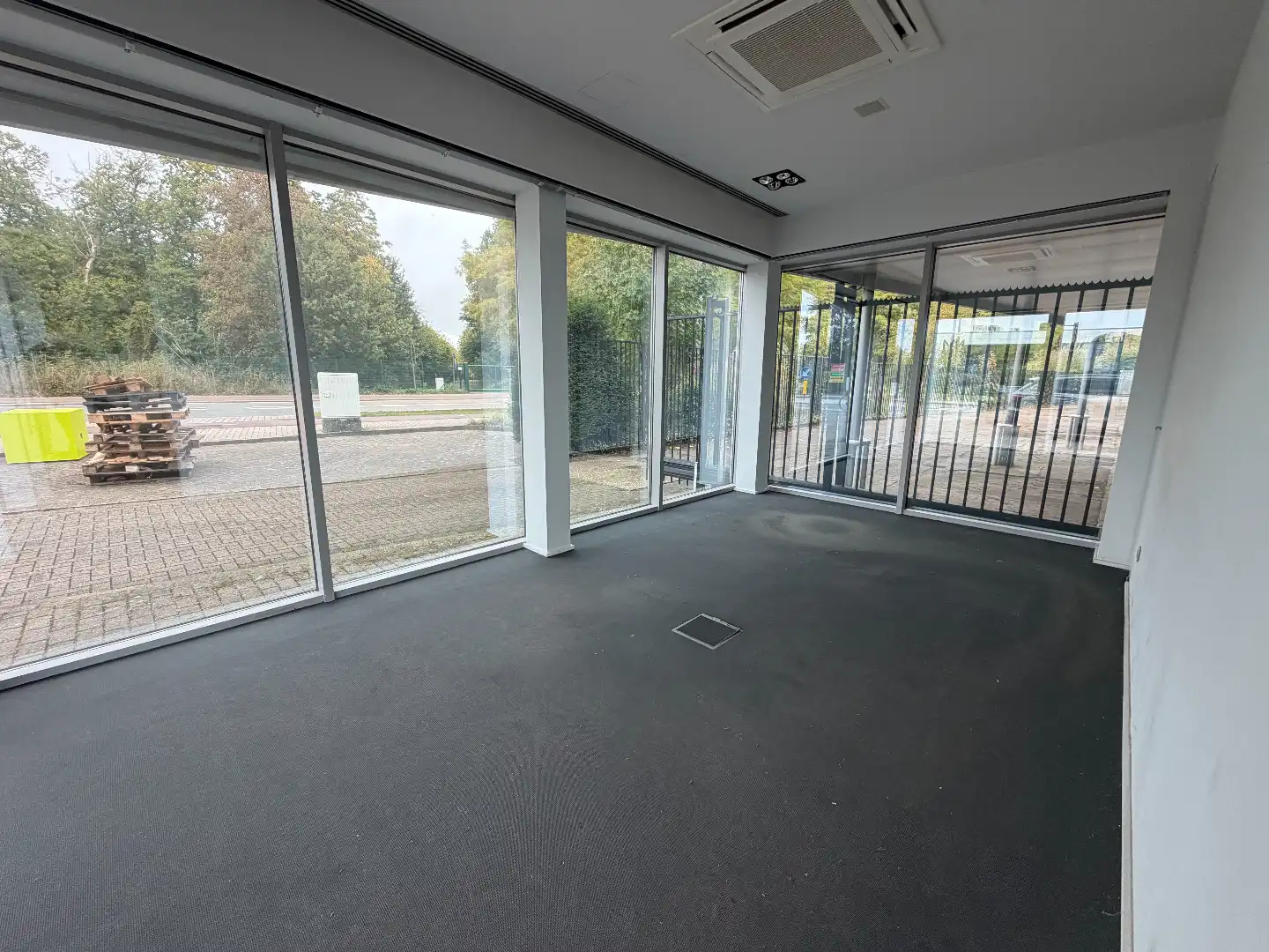 Magazijn met kantoren en buitenopslag te huur in Wilrijk foto 5