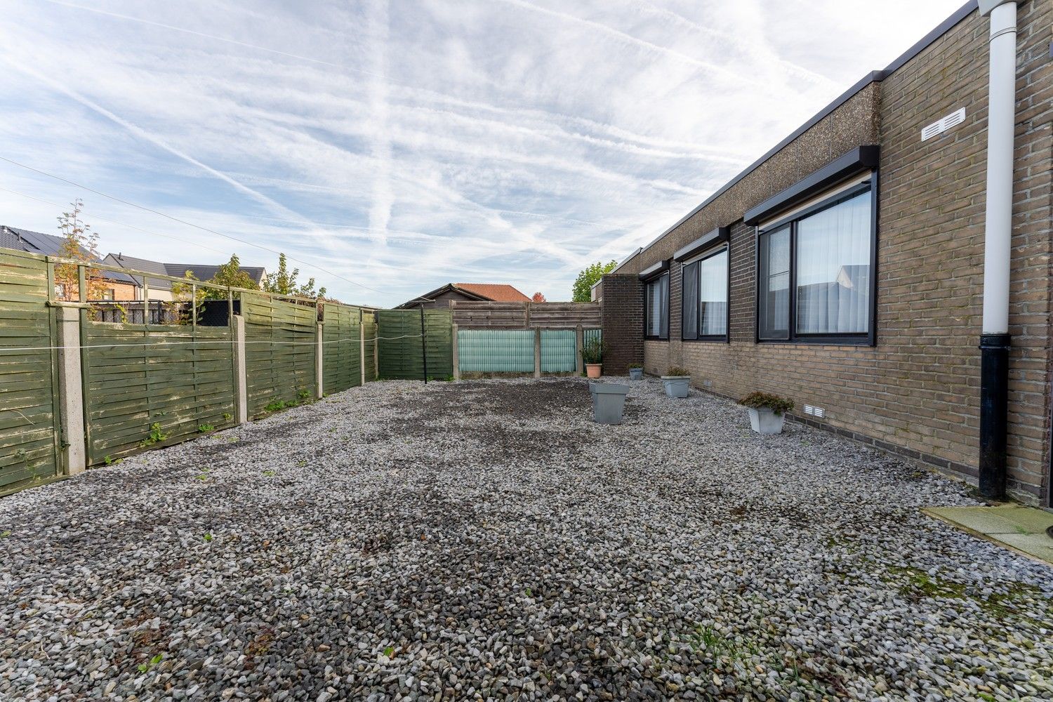 Half-vrijstaande bungalow met drie slaapkamers, instapklaar. foto 3