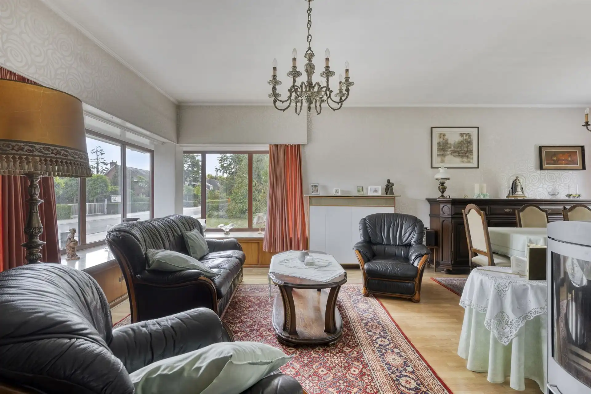 Te renoveren woning met 4 slaapkamers, 2 garages en tuin.  foto 4