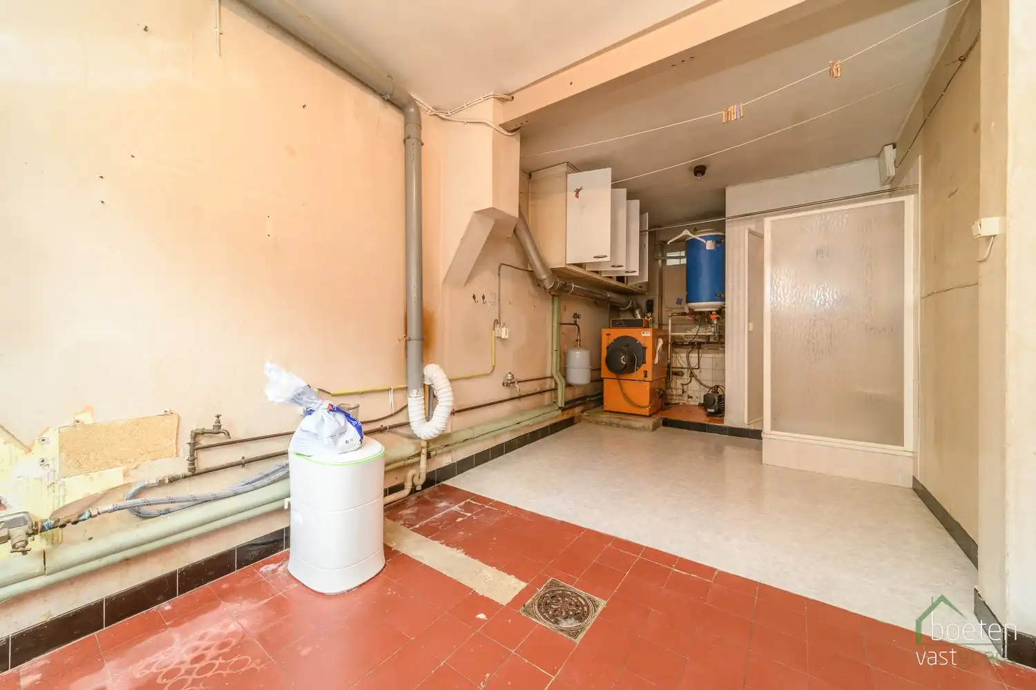 ROESBRUGGE: Ruime maar te moderniseren rijwoning met 4 slpks., grote garage en gezellige tuin op 492m² grondopp. foto 9