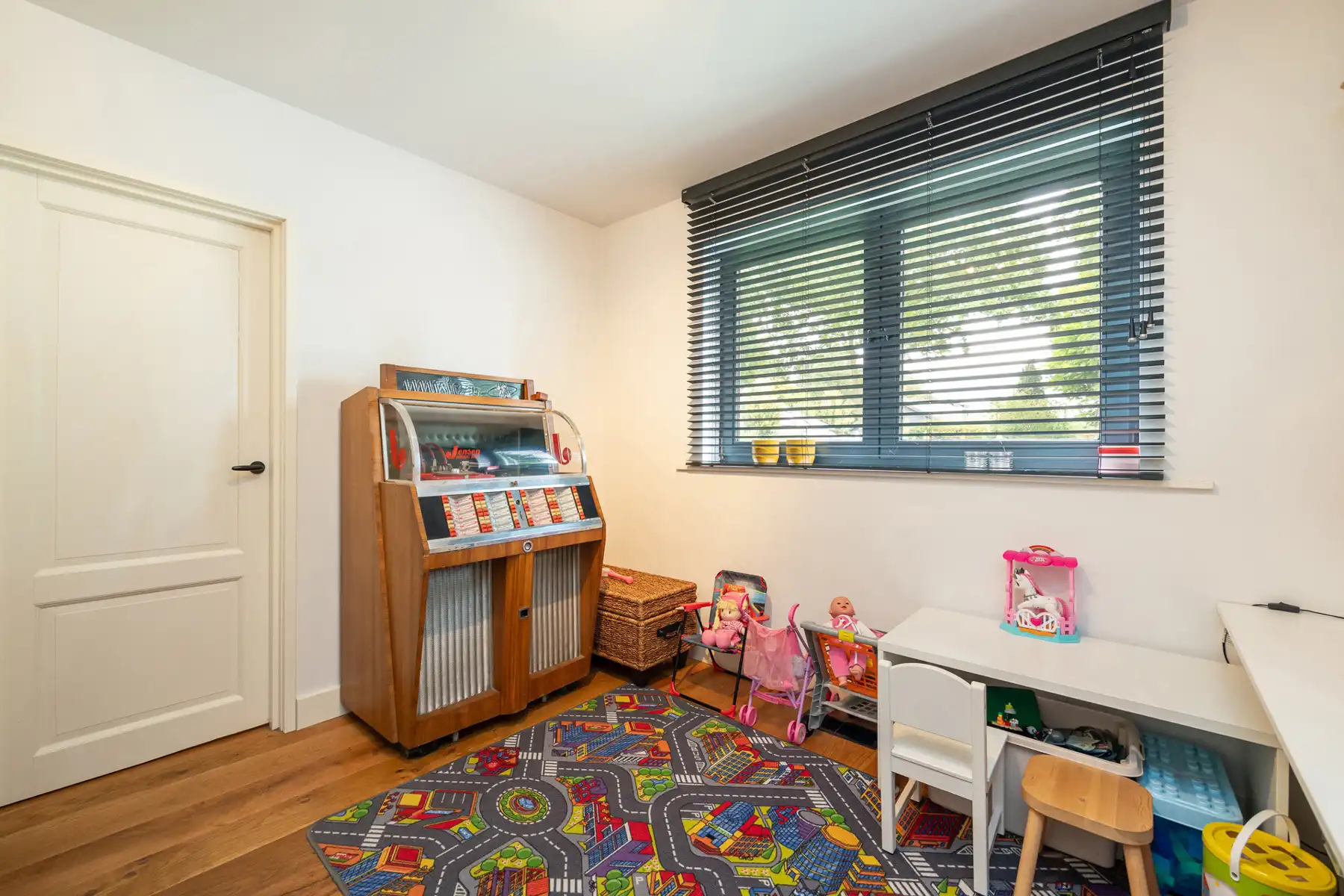 Gerenoveerde gezinswoning met zonrijke tuin op ca 1.081 m². foto 8