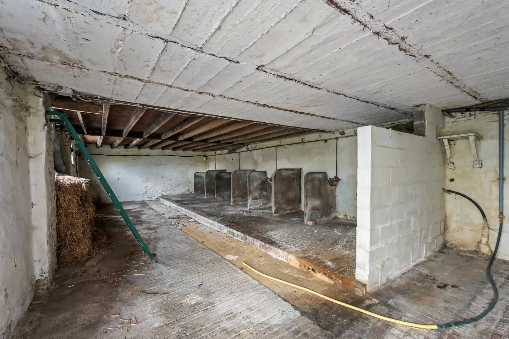 Te renoveren hoeve met prachtig landelijk verzicht in de Kapelhoek in Roeselare foto 17