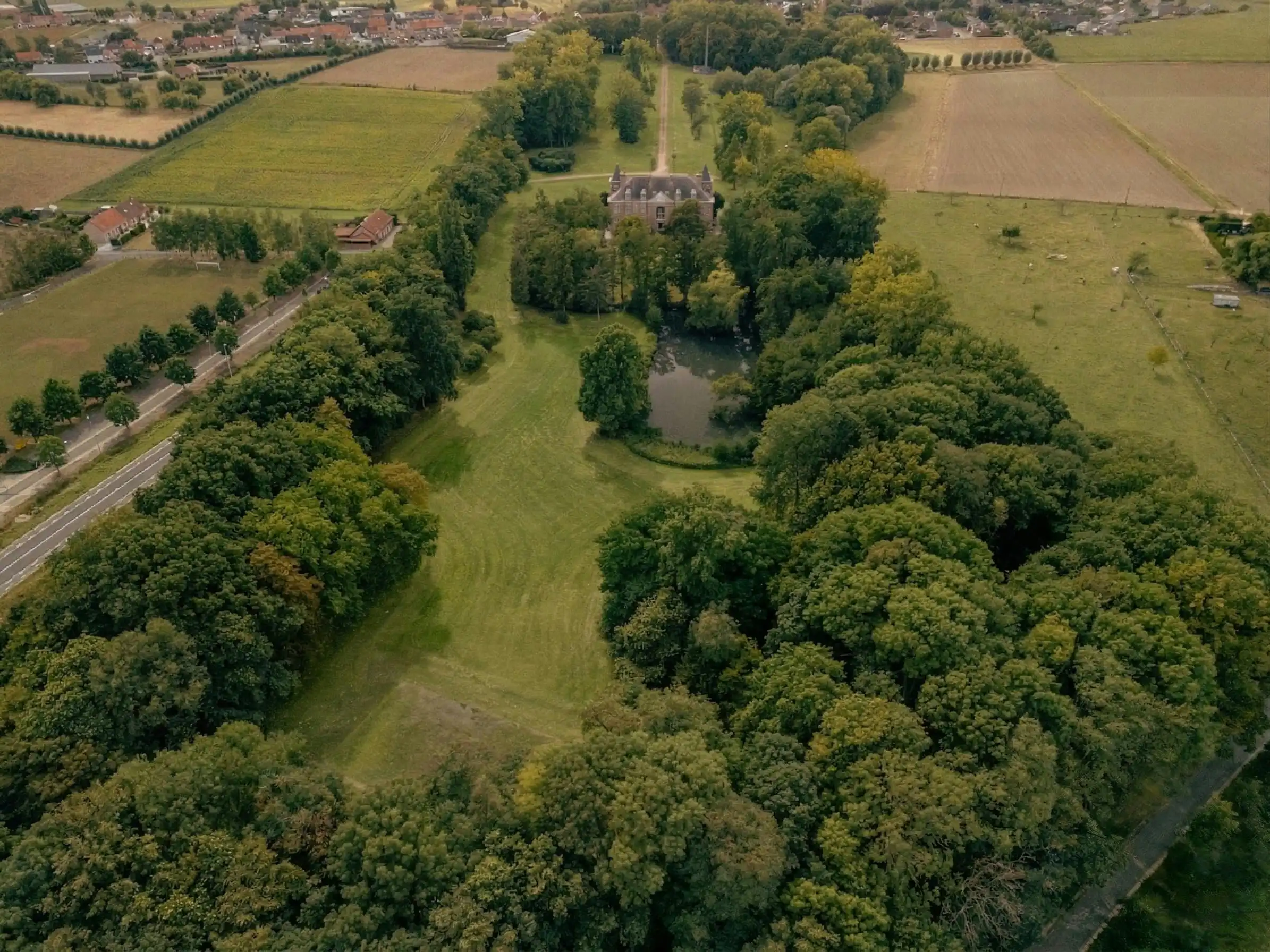 Uniek historisch kasteel op 9 hectare te koop in Geluveld foto 23
