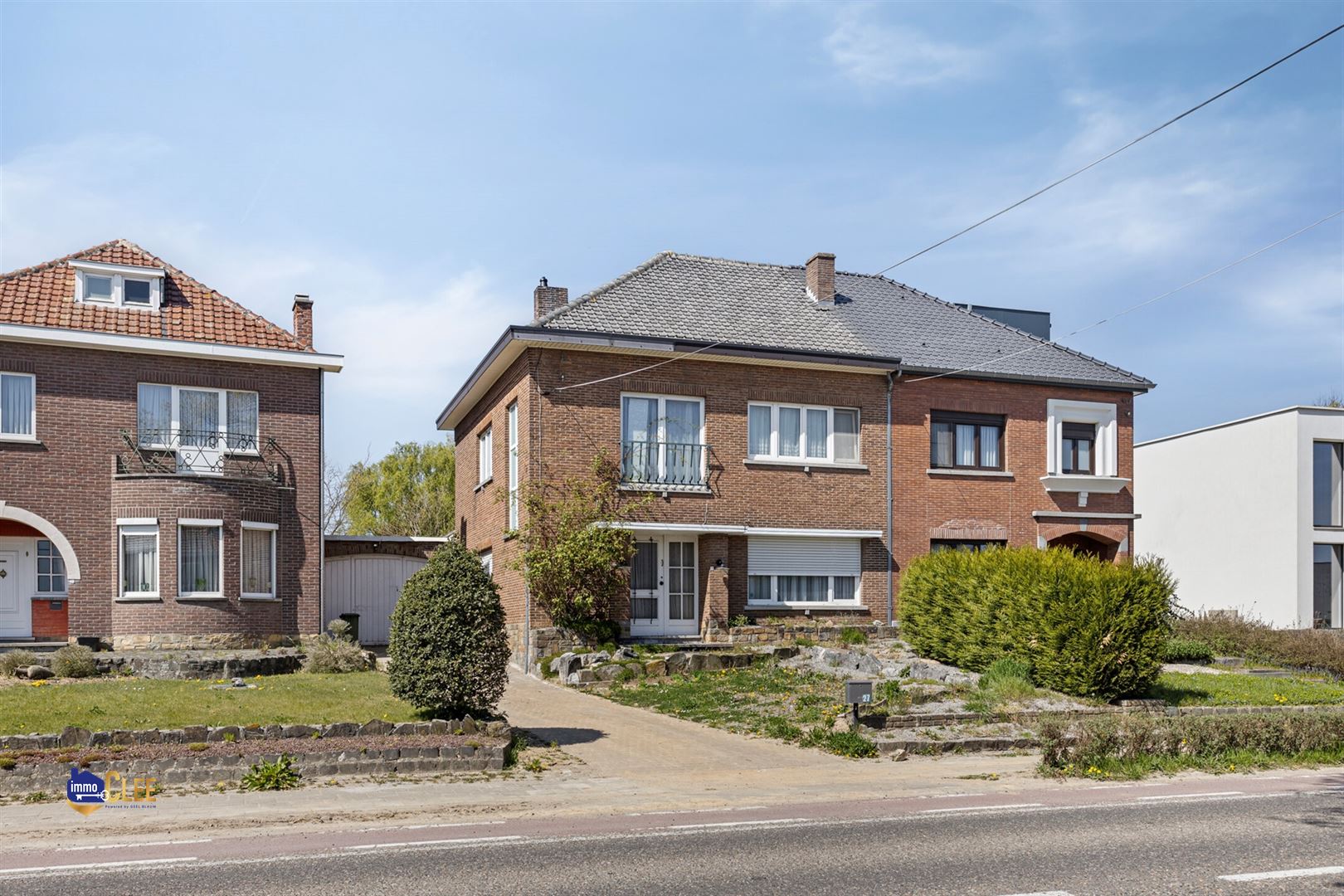 Karaktervolle gezinswoning in Brustem met ruime tuin & veel potentieel foto 2