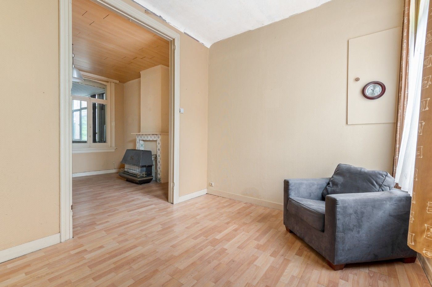 Charmante, te renoveren woning met 2 slpk. en tuin foto 3