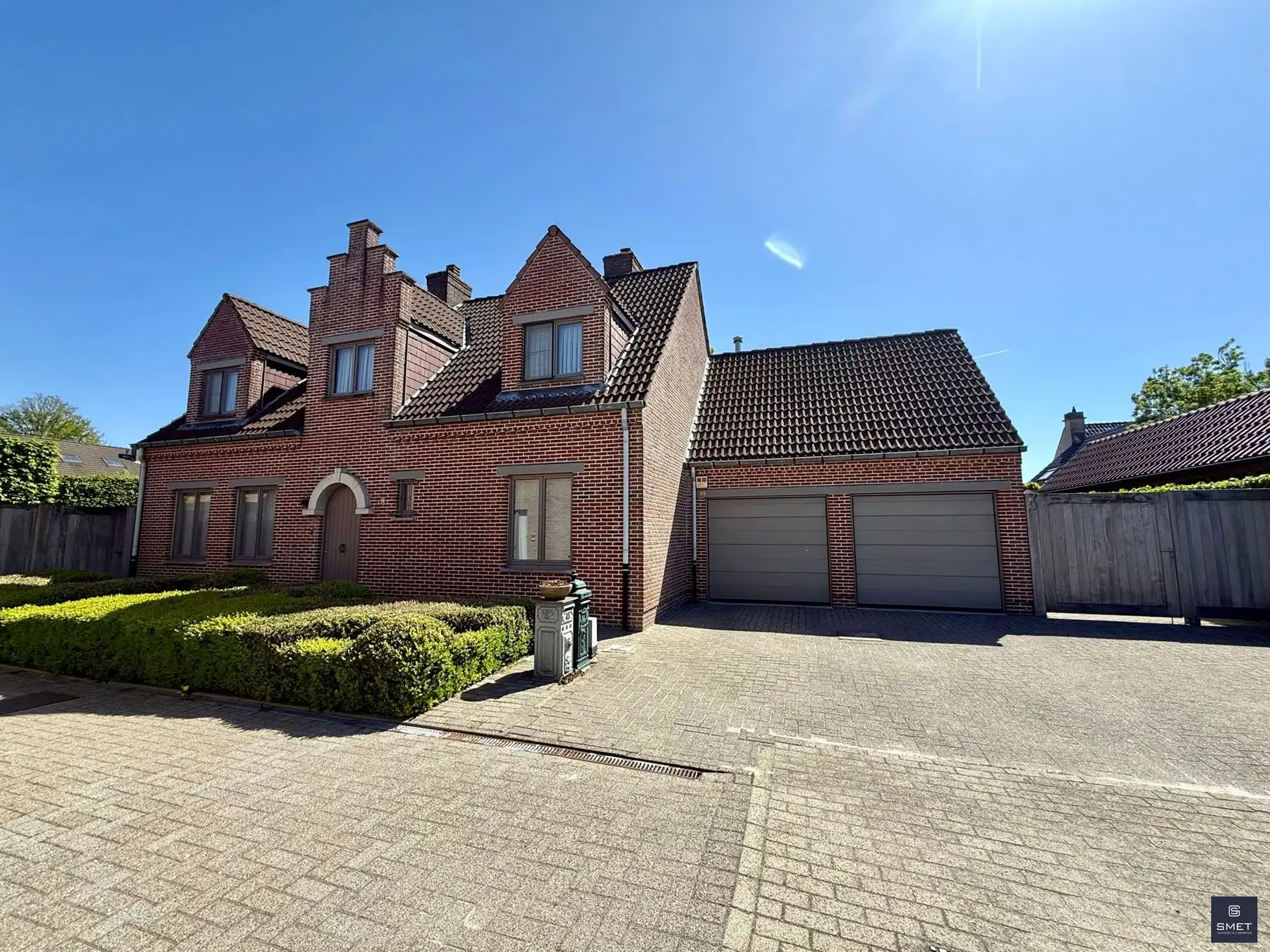 MOOIE VILLA MET 3 SLPKS EN DUB. GAR. OP TOPLIGGING foto {{pictureIndex}}
