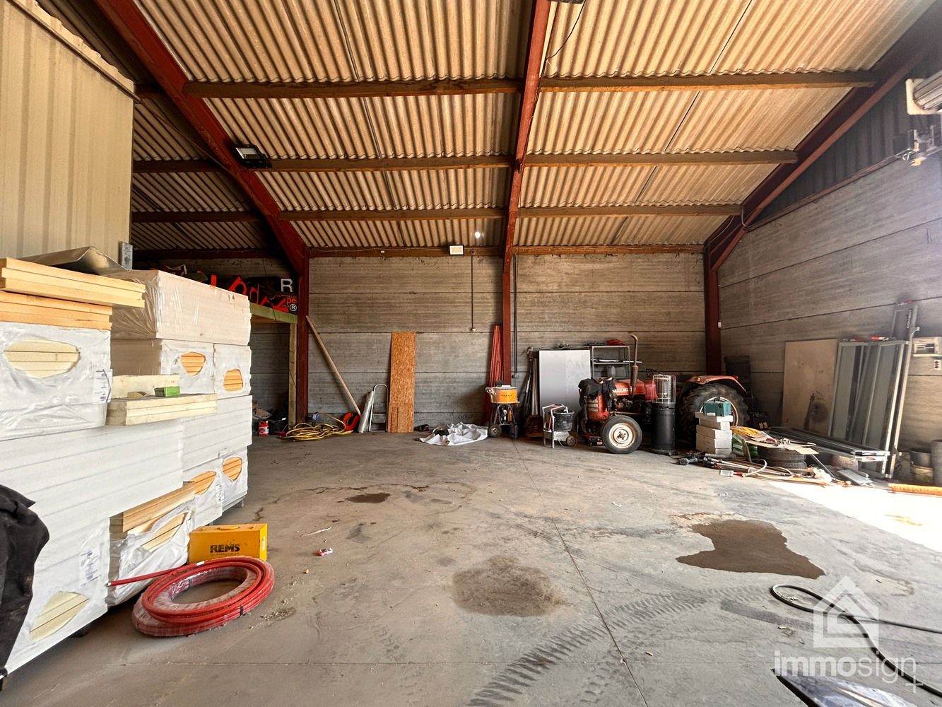 Loods van 180 m² ter opslag met grote automatische garagepoort te Bocholt! foto {{pictureIndex}}
