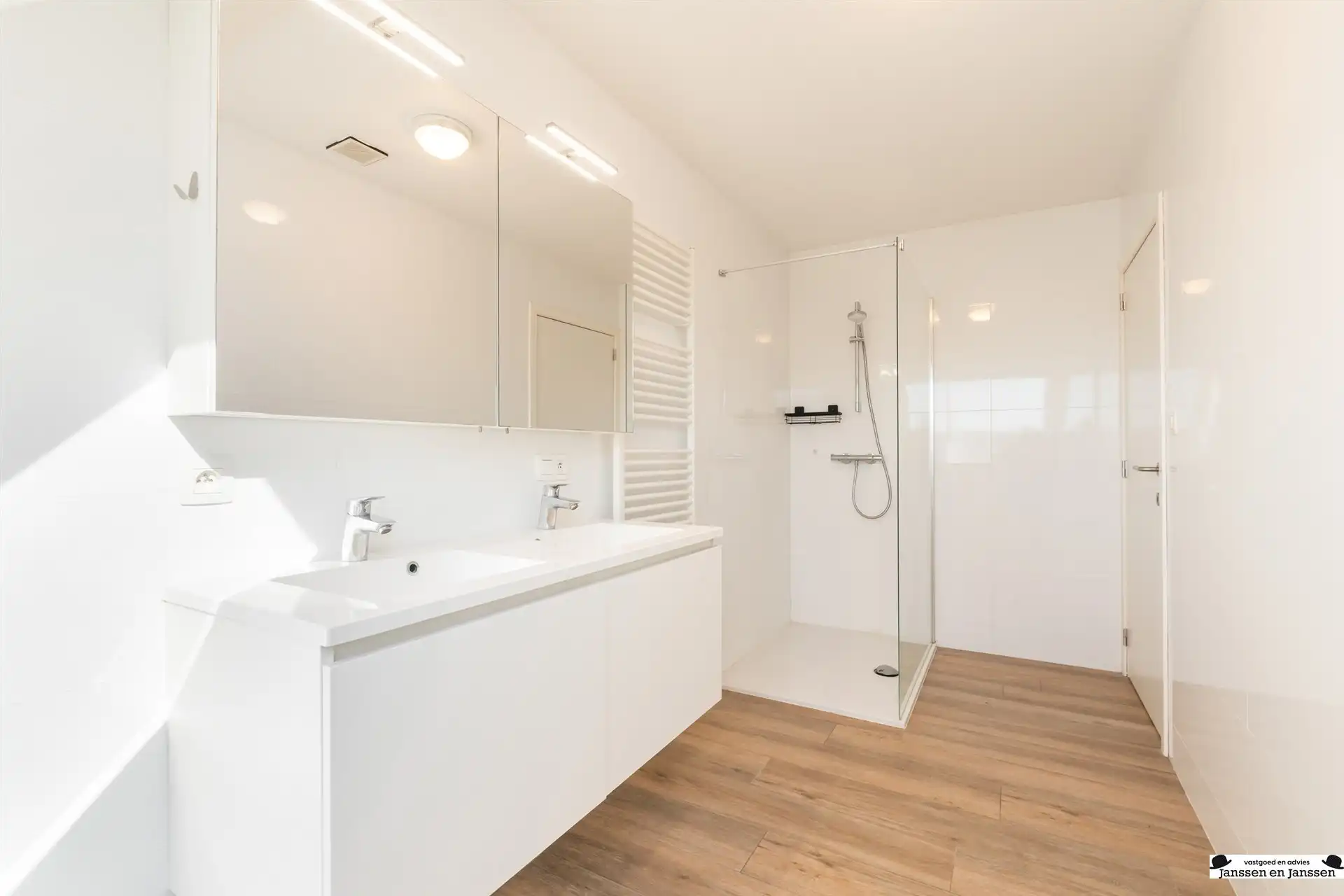 Lichtrijk en modern appartement met prachtig (dak)terras foto 14