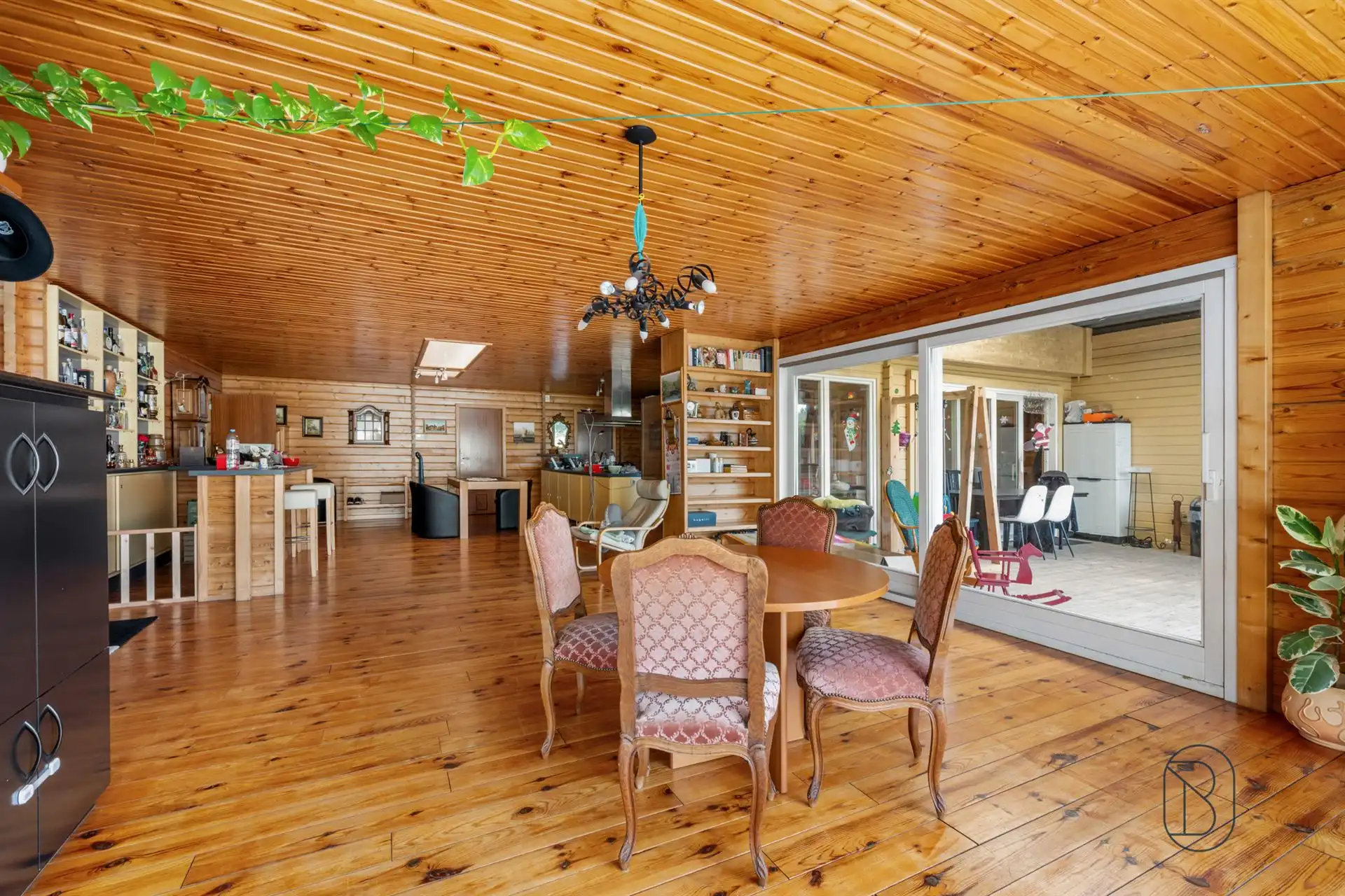 Loods met appartement + studio op 1,45 hectare foto 13