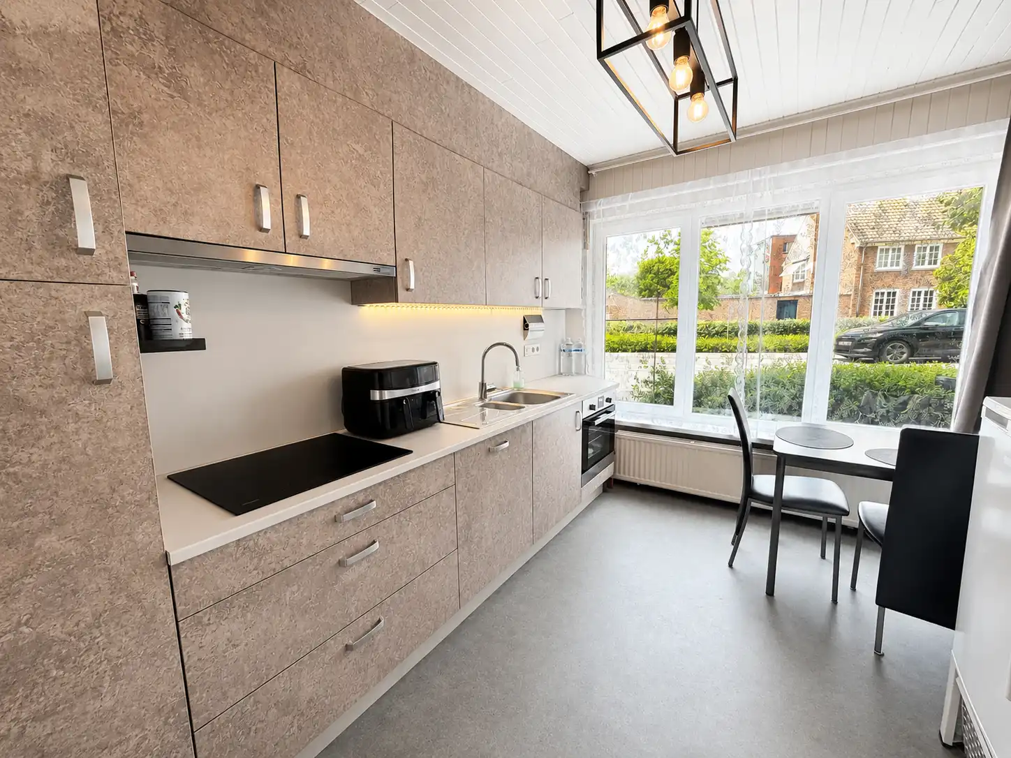 Instapklaar gelijkvloers appartement met 2 slaapkamers van 100 m² met terras en autostaanplaats foto 2