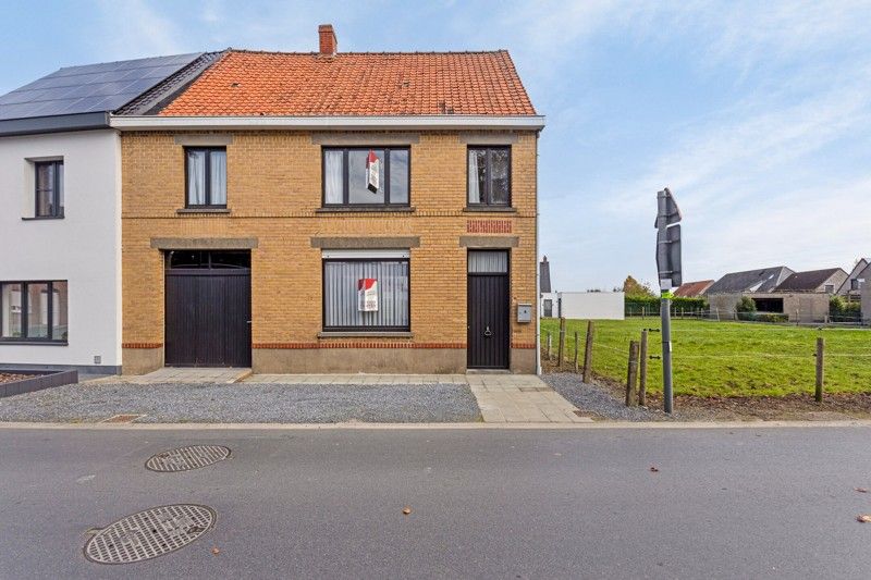 Hoofdfoto van de publicatie: Kloeke, te renoveren, halfopen woning te koop met 3 slaapkamers in hartje Aarsele TE KOOP!