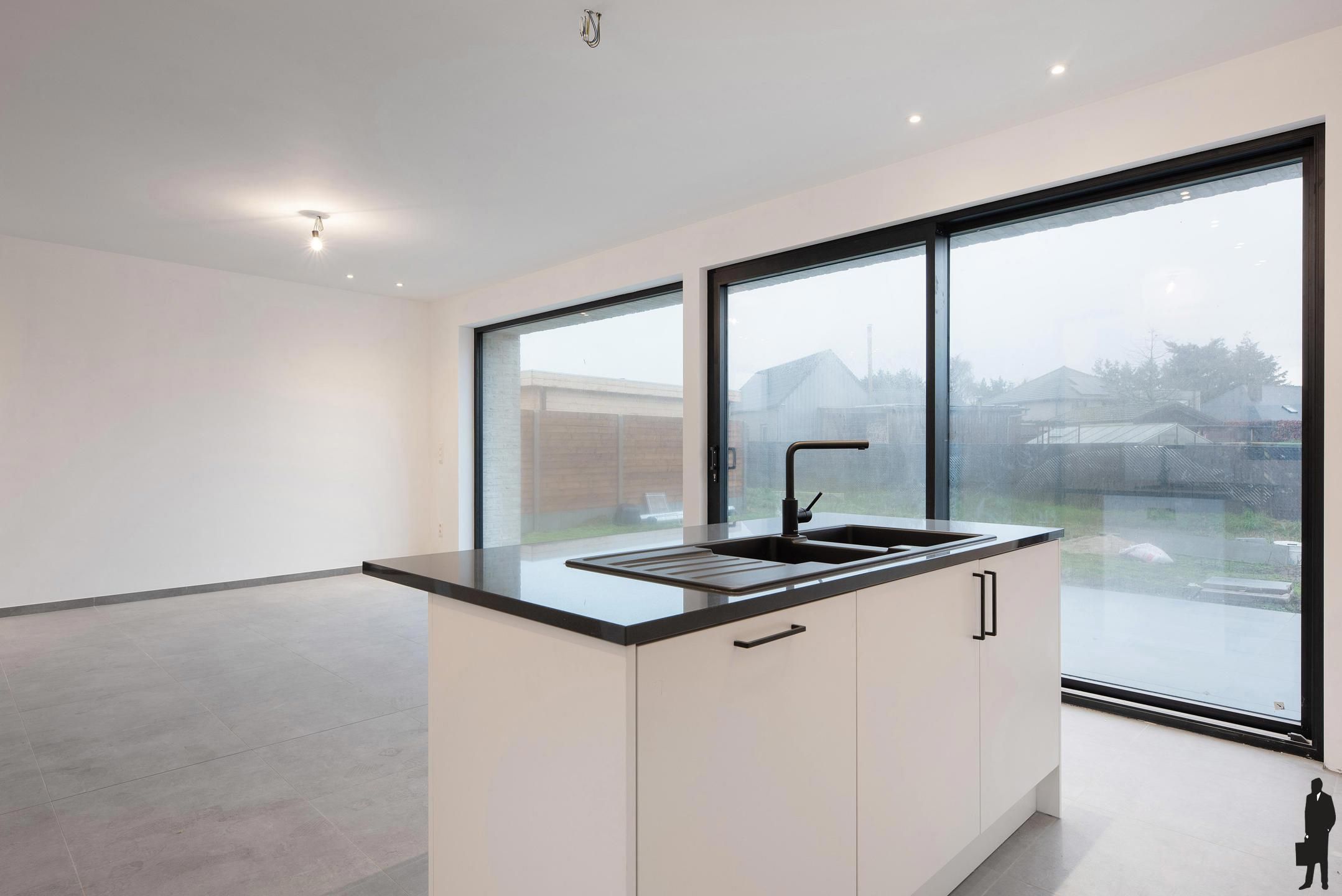 Instapklare nieuwbouw halfopen bebouwing met tuin en garage foto 7