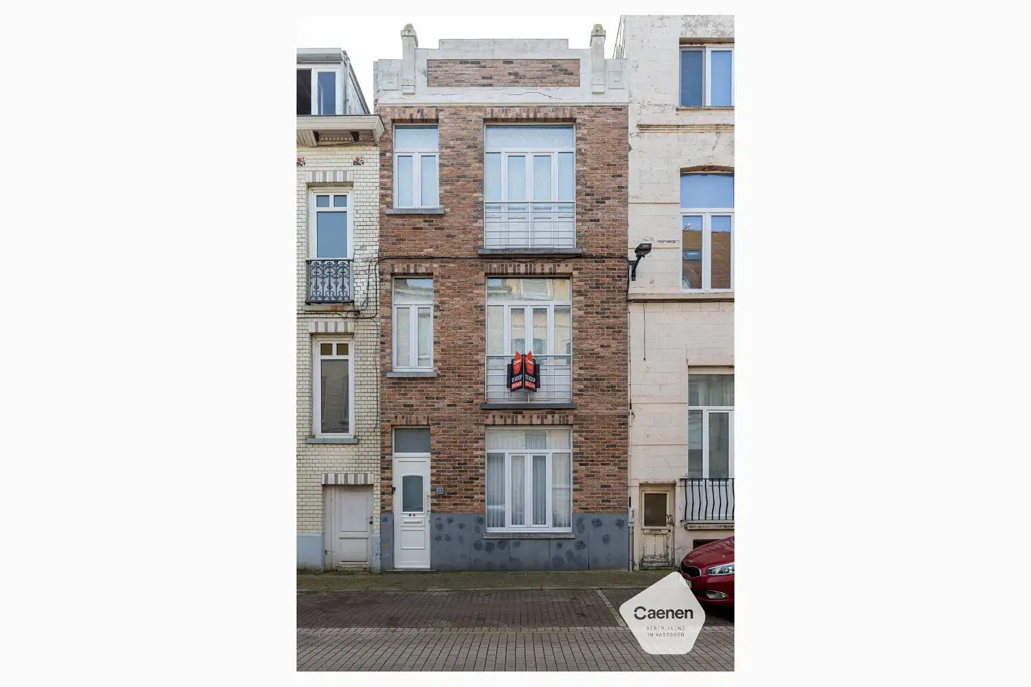 Ruime stadswoning met 3 slaapkamers en gezellige koer foto {{pictureIndex}}