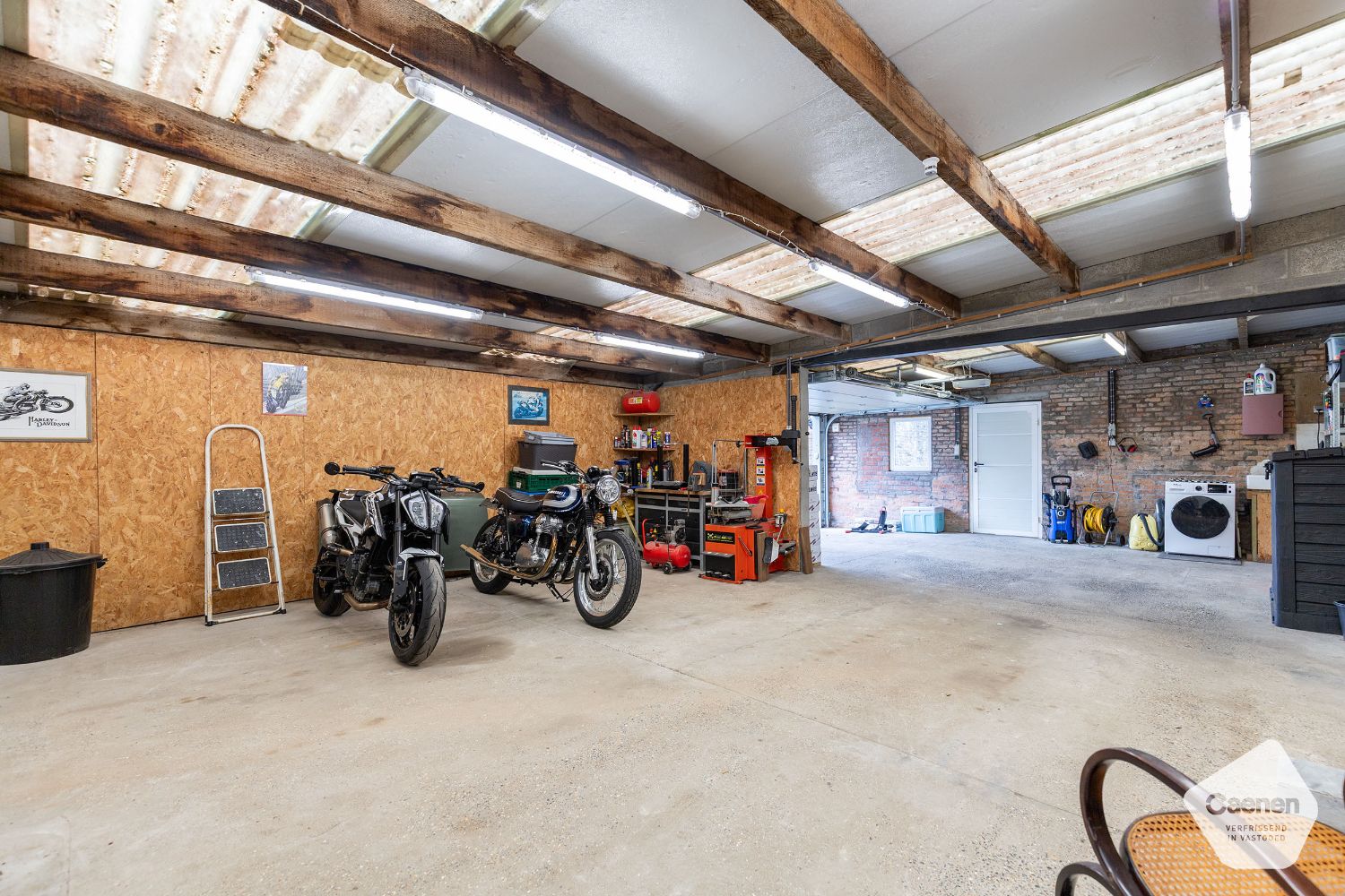 LEUKE HEDENDAAGSE WONING met 3 slaapkamers en een LOODS met oprit foto 7