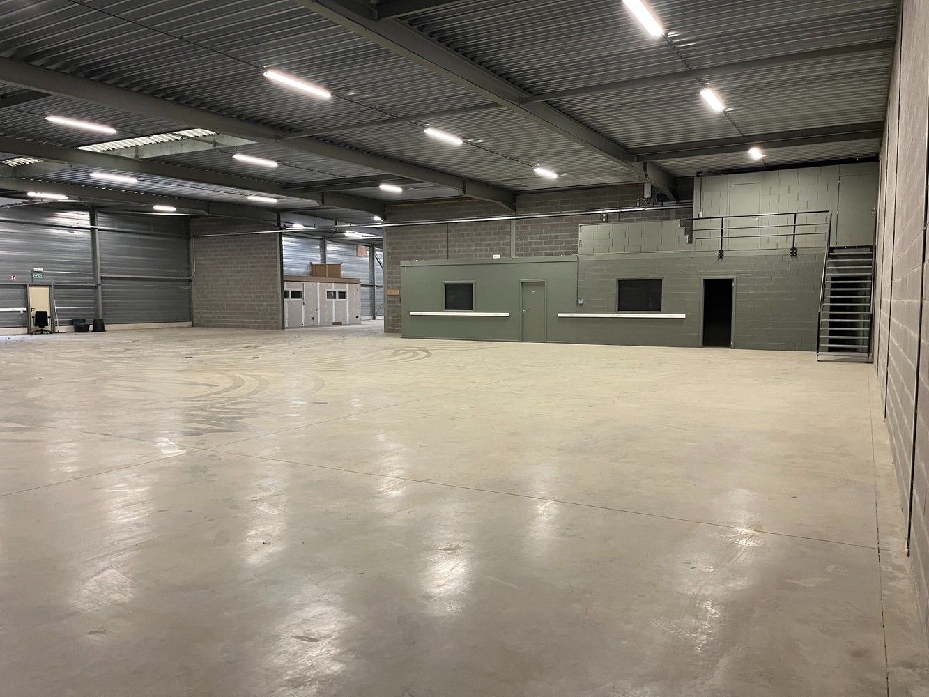 750m² opslagruimte met kantoor foto 7