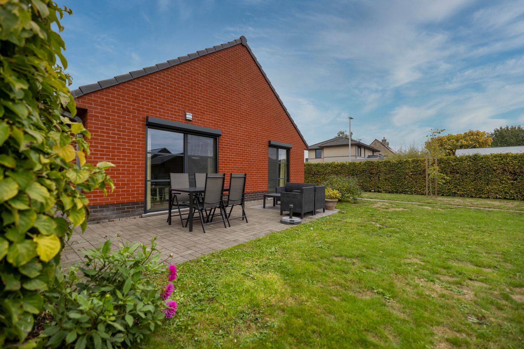 Bungalow met 3 slaapkamers, garage en tuin te koop! foto 21