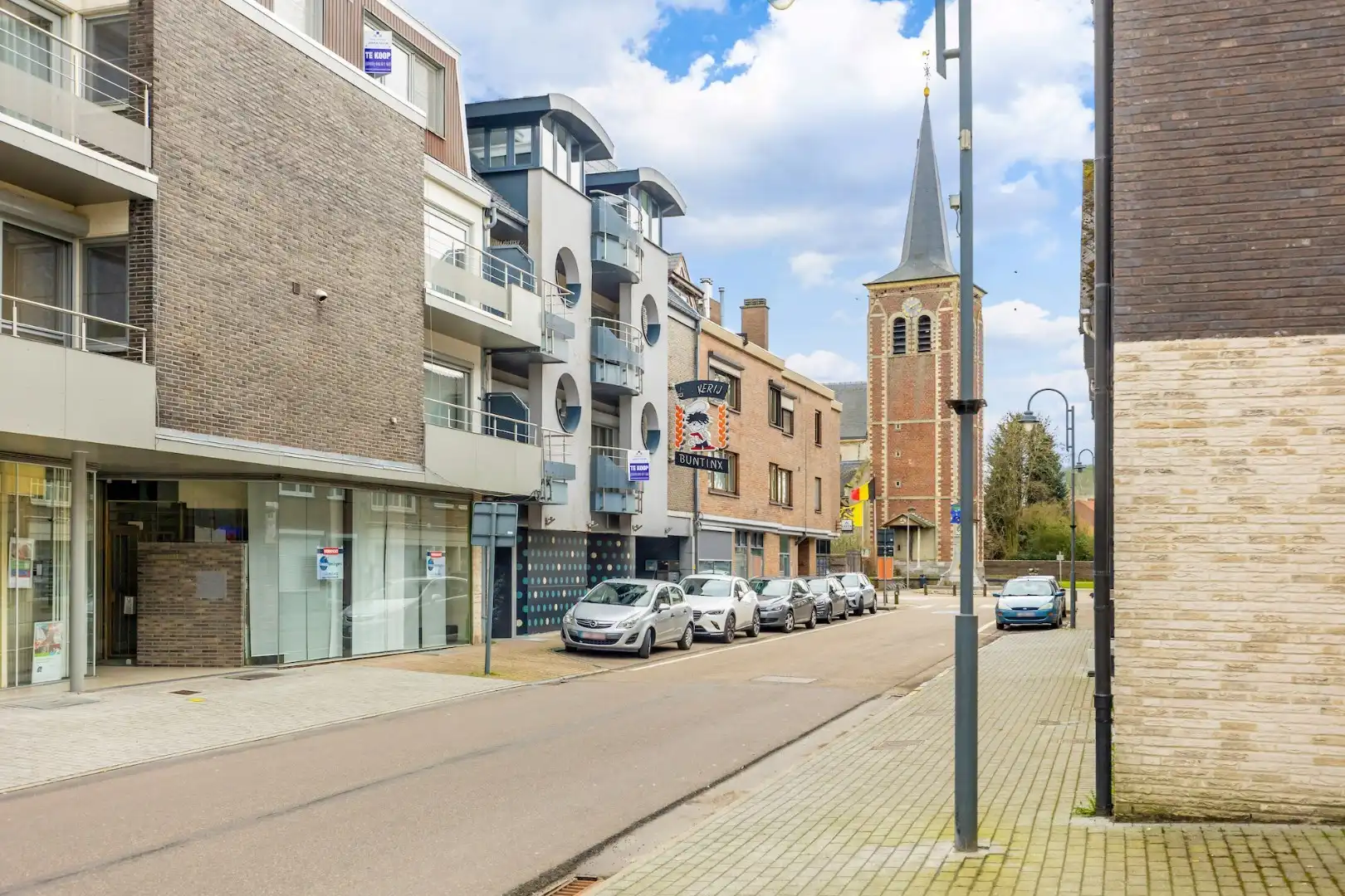 Modern en comfortabel gerenoveerd appartement op de eerste verdieping in het centrum van Neeroeteren foto 2