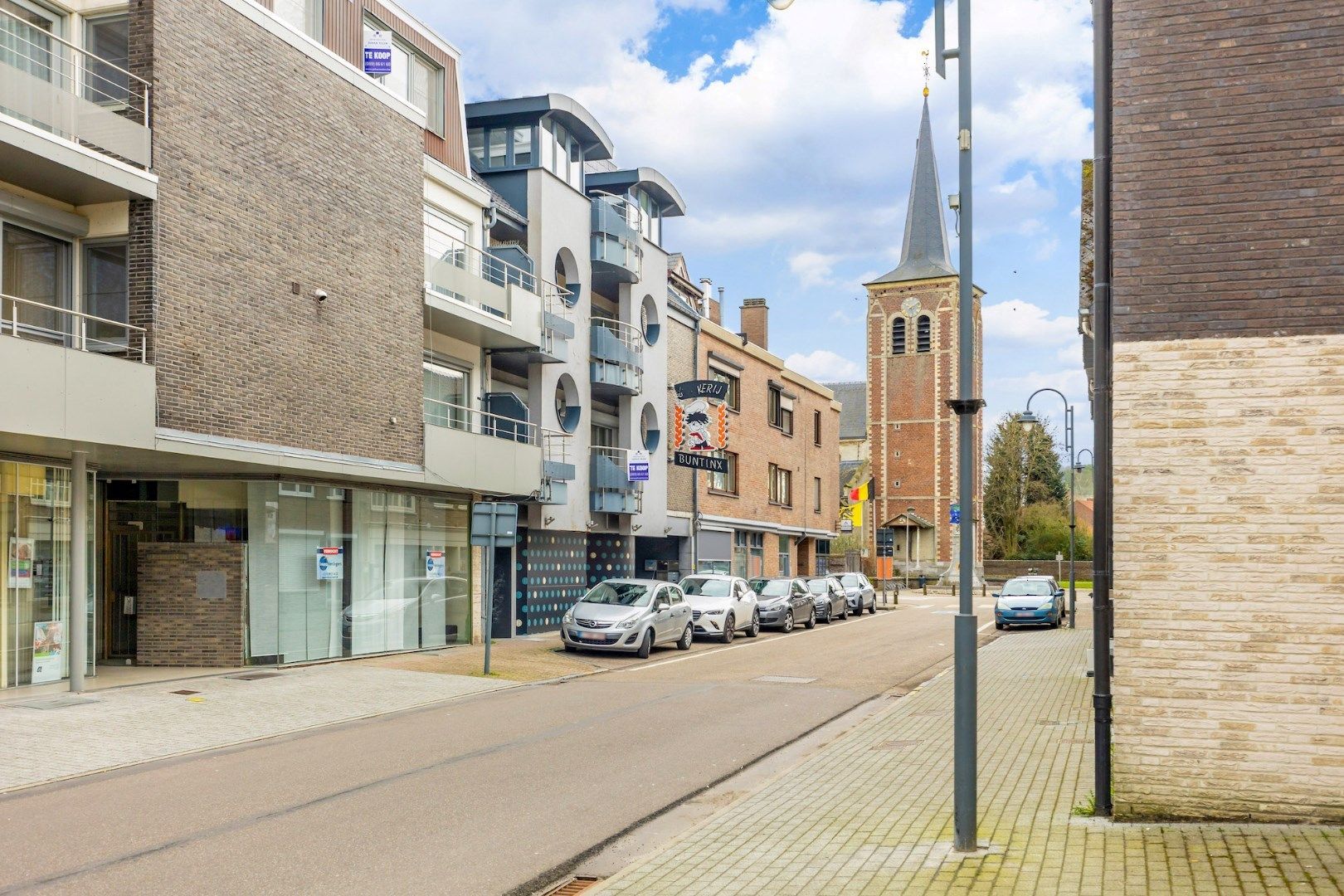 Modern en comfortabel gerenoveerd appartement op de eerste verdieping in het centrum van Neeroeteren foto 2