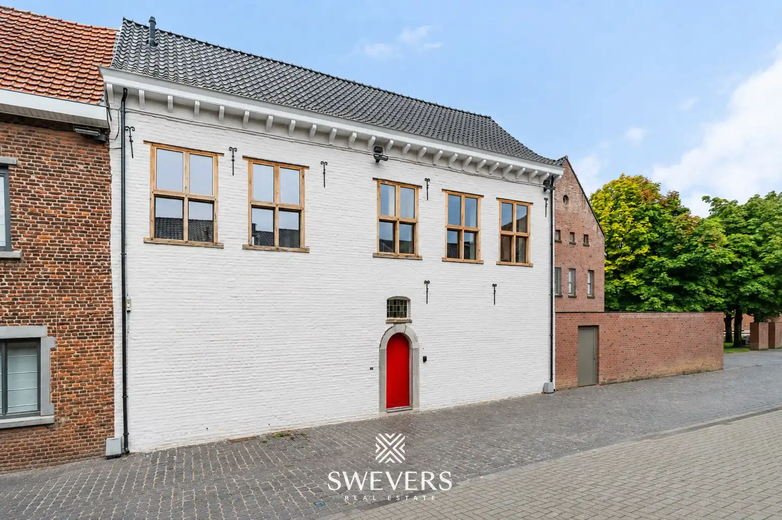 Volledig gerenoveerde woning met 3 slaapkamers in het Begijnhof foto {{pictureIndex}}
