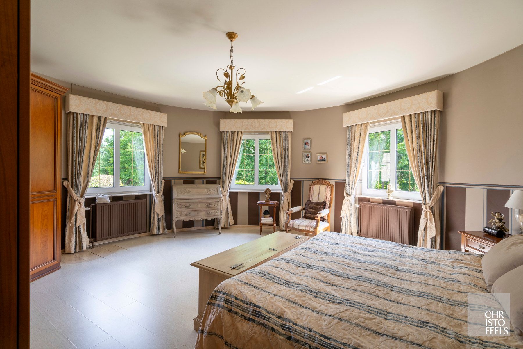 Karakteristieke villa met praktijkruimte en buitenzwembad op zuidgericht perceel van 1.565 m² foto 11