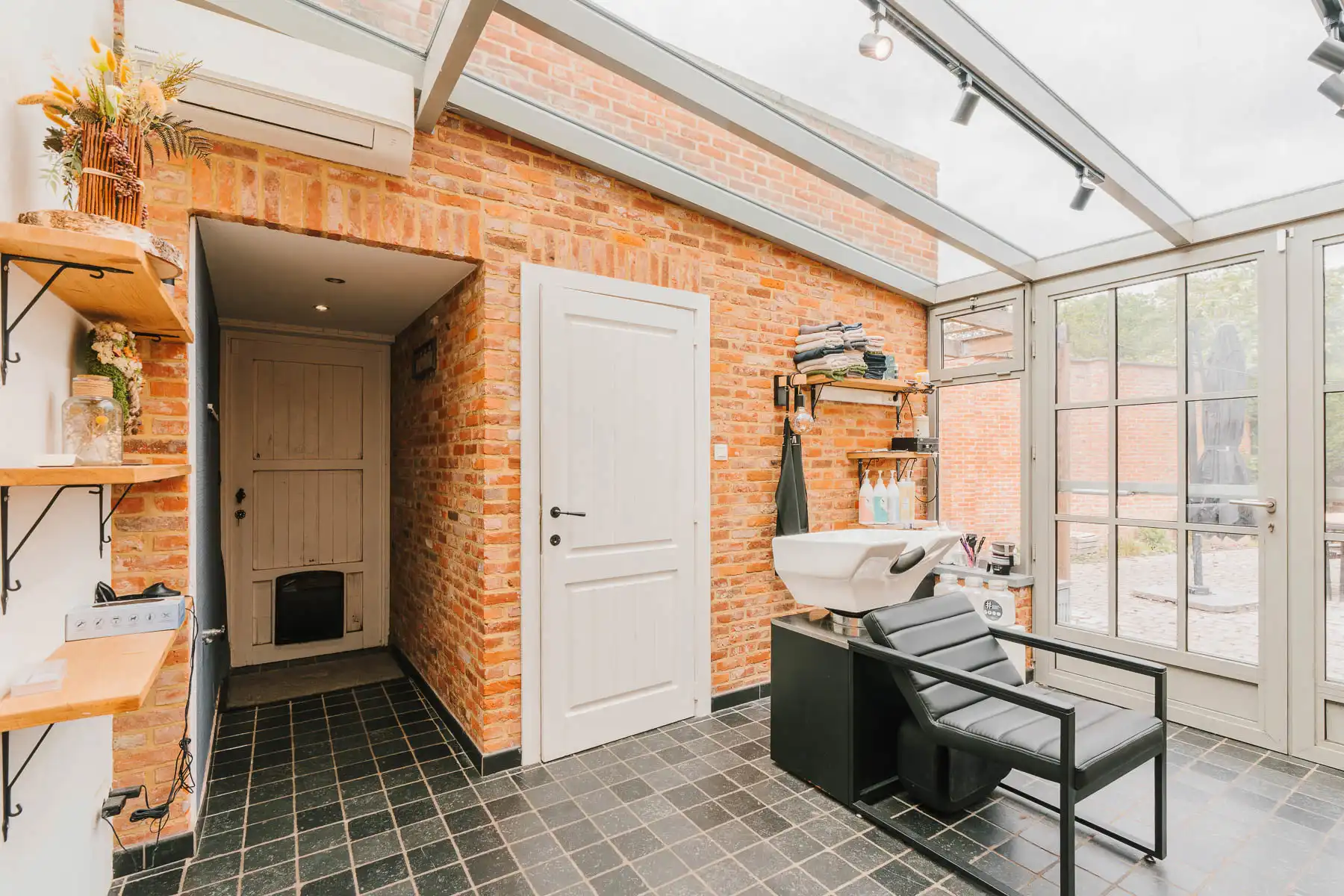 Karaktervolle woning met commerciële mogelijkheden foto 10