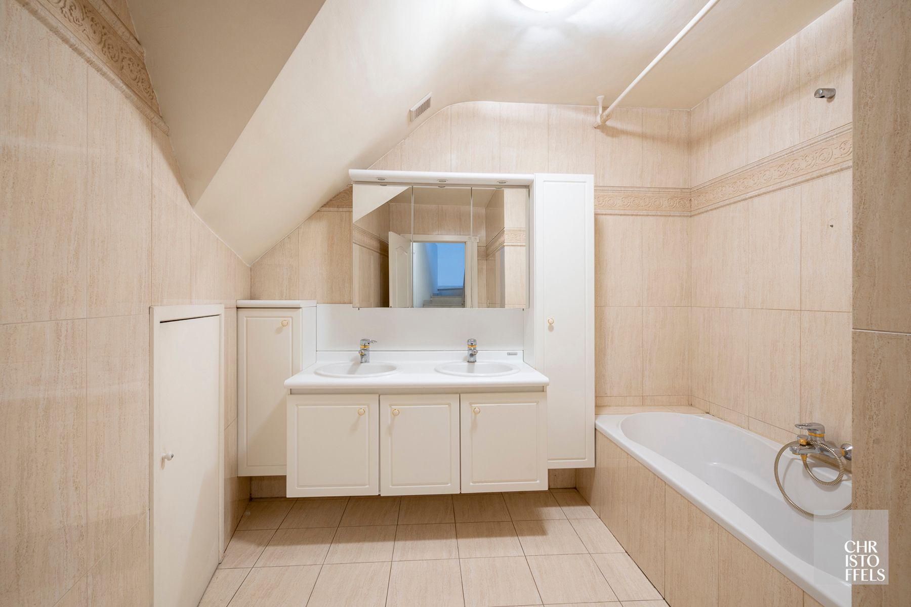 TE HUUR - Ruim én energiezuinig duplexappartement (191m²) in hartje Lanaken! foto 8