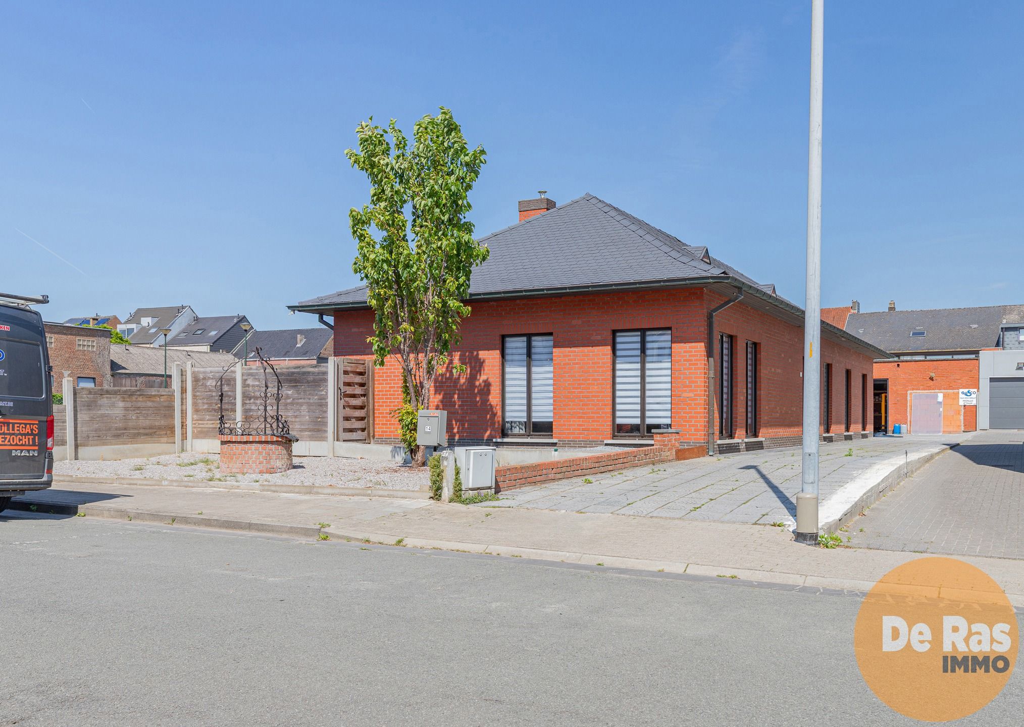 Hoofdfoto van de publicatie: NIEUWERKERKEN- Bungalow met 4 slaapkamers en loods van 150m²