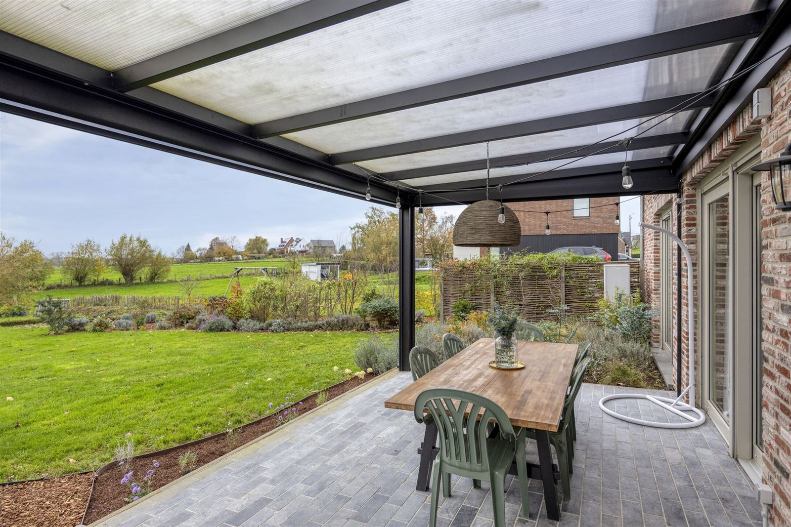 Instapklaar driegevel woning in groene omgeving foto 24