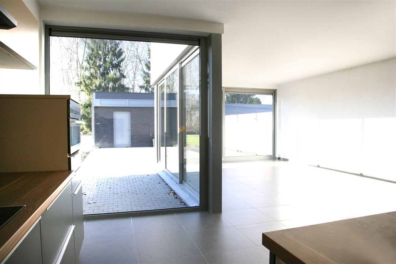 Gelijkvloers appartement met lichtrijke leefruimte, terras en garage foto 6