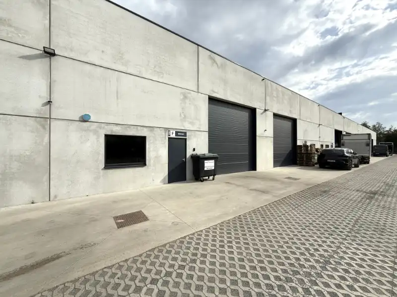 Recente KMO-unit van 234 m² met 2 privatieve parkeerplaatsen foto 2