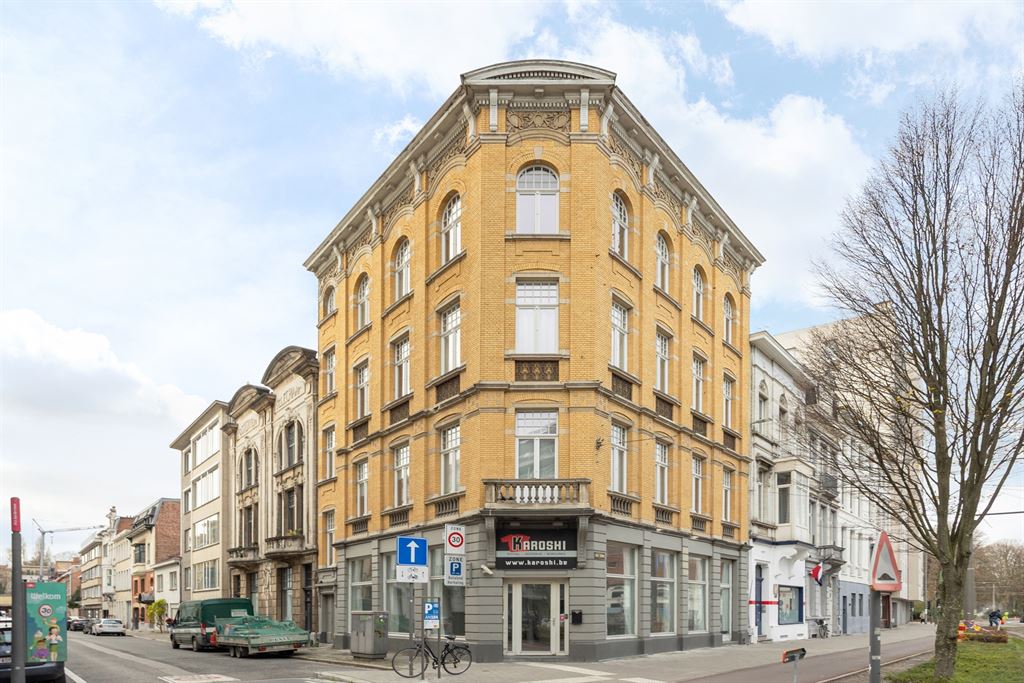 Handelsruimte met veel visibiliteit foto {{pictureIndex}}