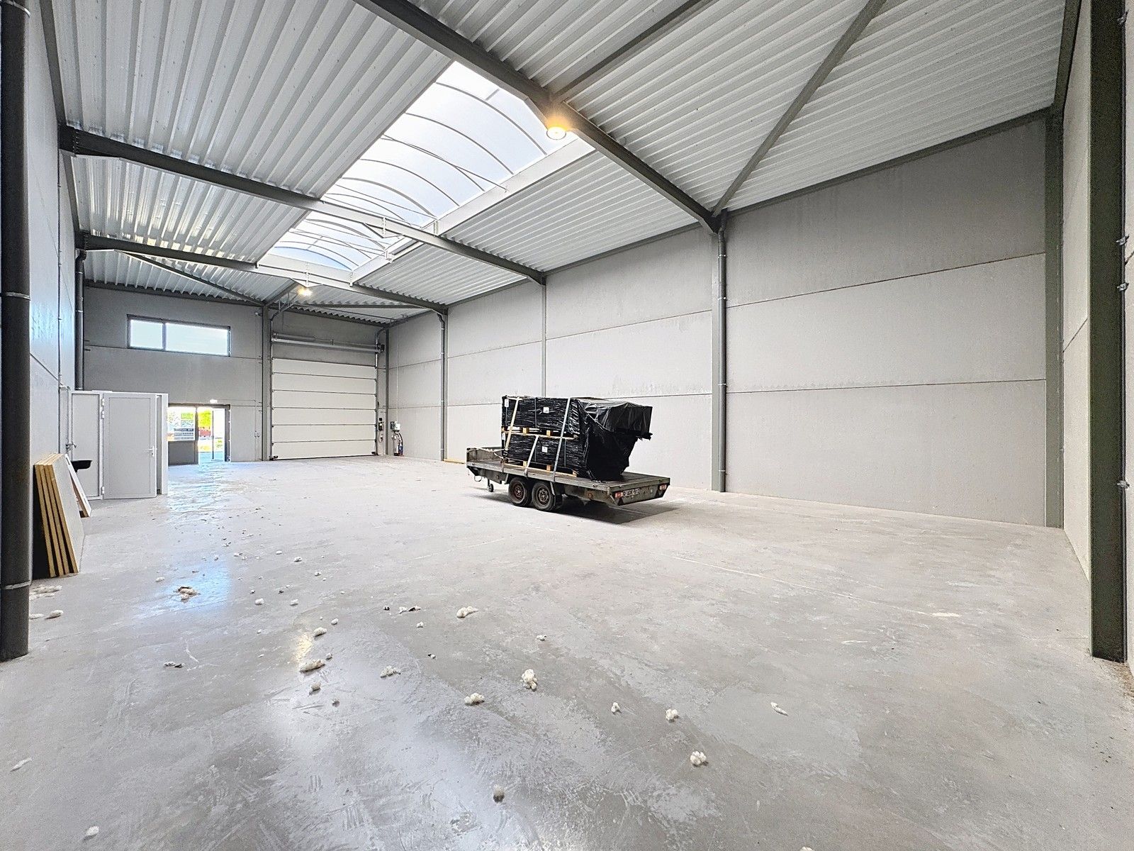 NB MAGAZIJN (264m²) met automatische sectionaalpoort, toilet en 2 voorbehouden parkeerplaatsen voor de deur te Beernem/Wingene. foto 3