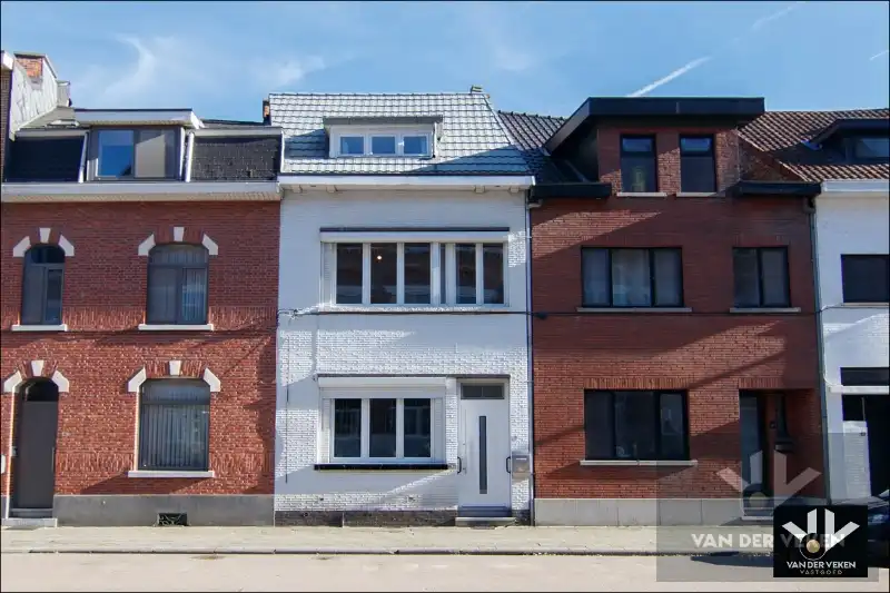 Ruime en goed gelegen te moderniseren rijwoning met gezellige binnekoer, garage en/of atelier foto {{pictureIndex}}