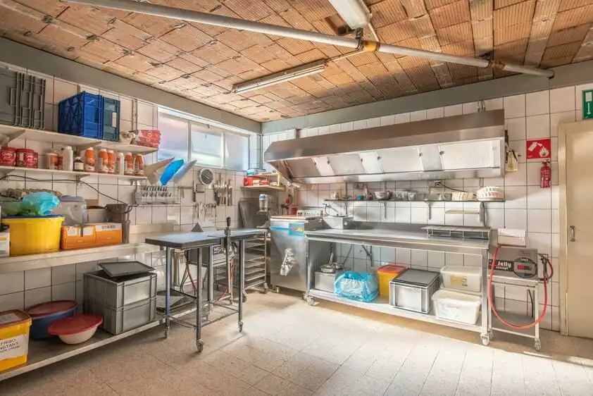 HANDELSZAAK MET WOONST OP TOPLOCATIE IN VROENHOVEN. foto 23