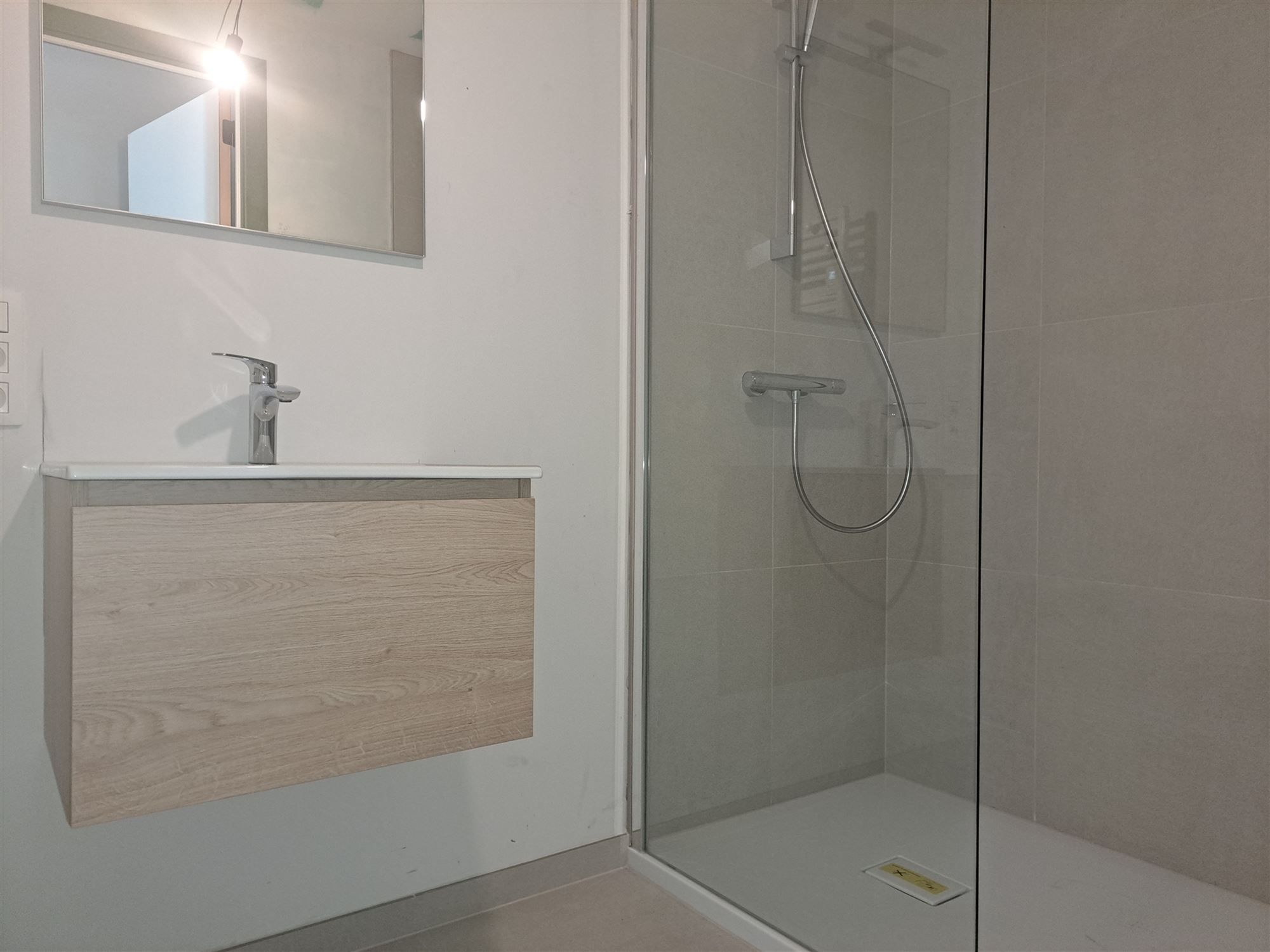 Ontdek dit moderne appartement met een luxueuze afwerking en mooi design. 2 slaapkamers met elk hun badkamer. En met ondergrondse parking. foto 20