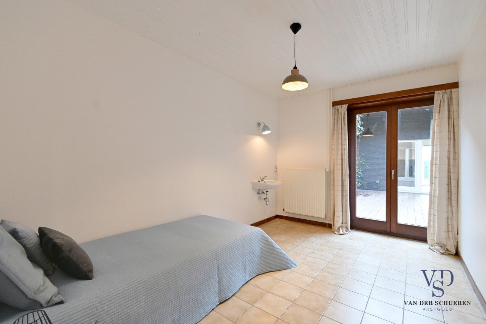 Ruime bungalow met bijgebouwen in Meilegem. foto 9