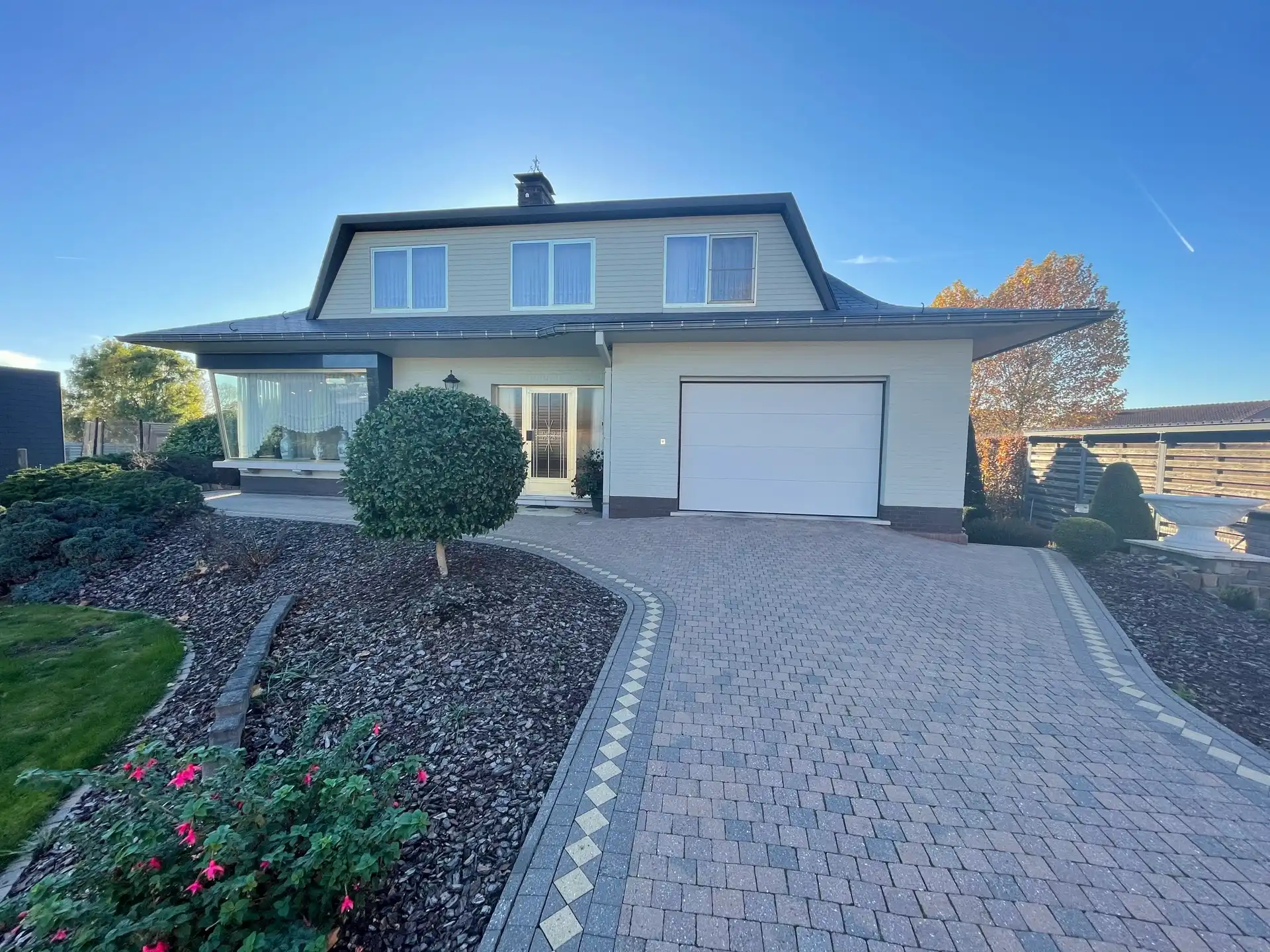 Hoofdfoto van de publicatie: Villa met zwembad op prachtig perceel