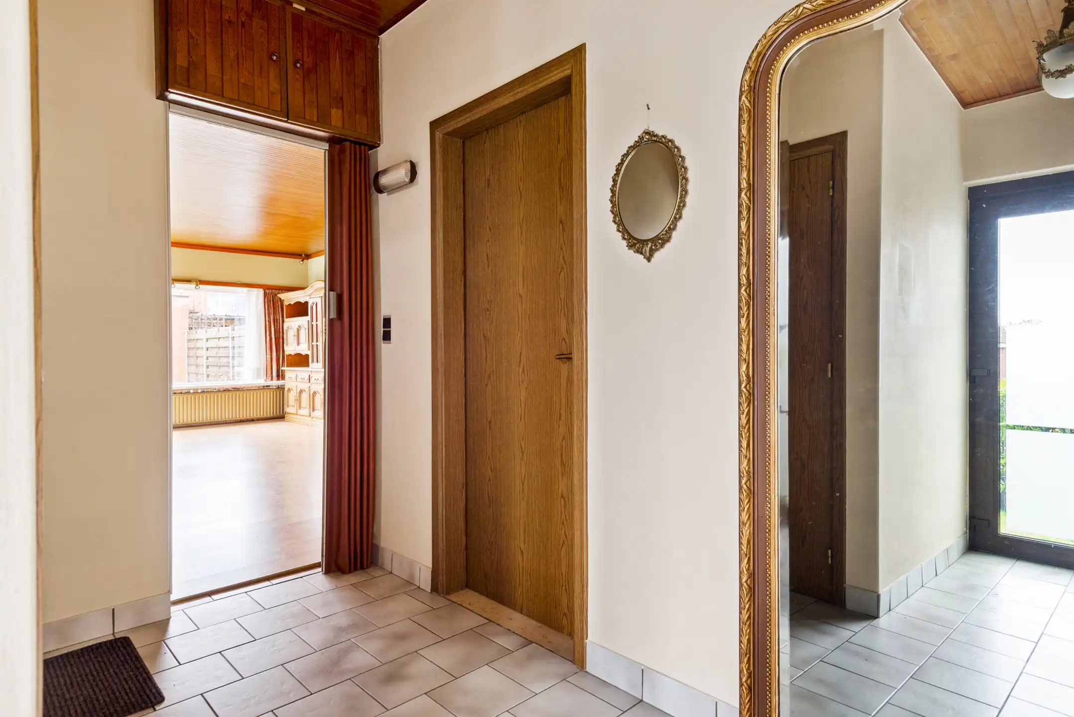 Halfopen woning met dubbele garage op mooie locatie foto 11