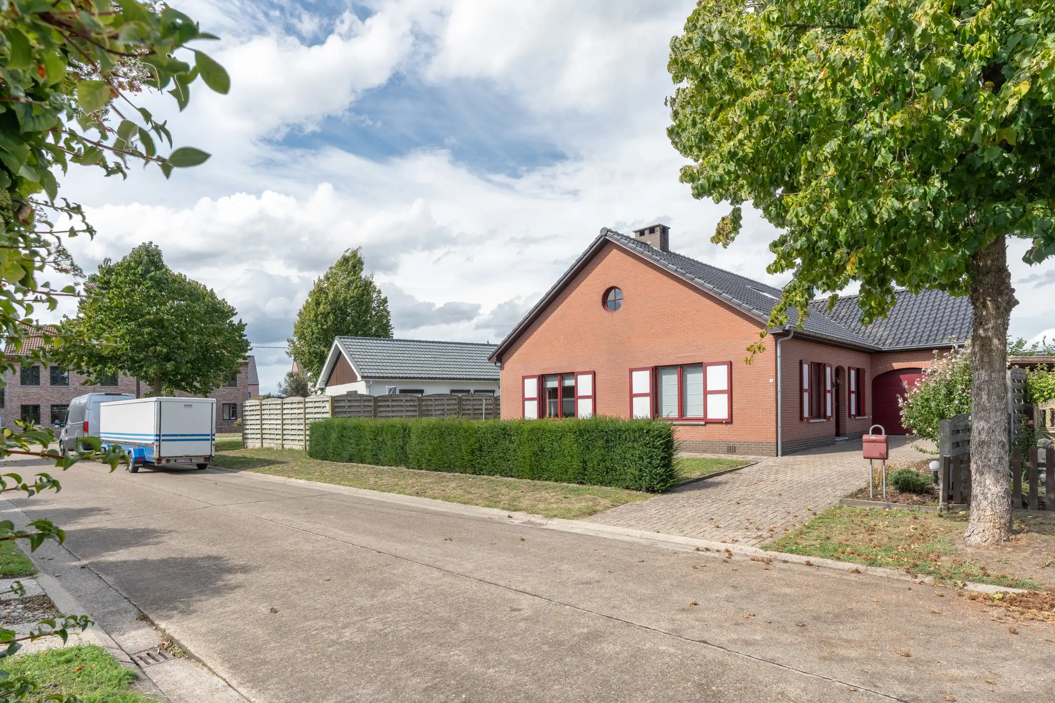 Hoofdfoto van de publicatie: Te renoveren laagbouwwoning met 3 slpks, tuin en garage.