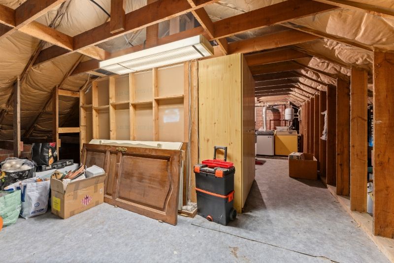 Hooglede. Zeer verzorgde gelijkvloerse villa met 3-4 slaapkamers, dubbele garage en kleine bergloods. Uiterst rustig gelegen overal dichtbij op een prachtige locatie! Ideaal voor bewoners met  extra bergruimte. foto 20