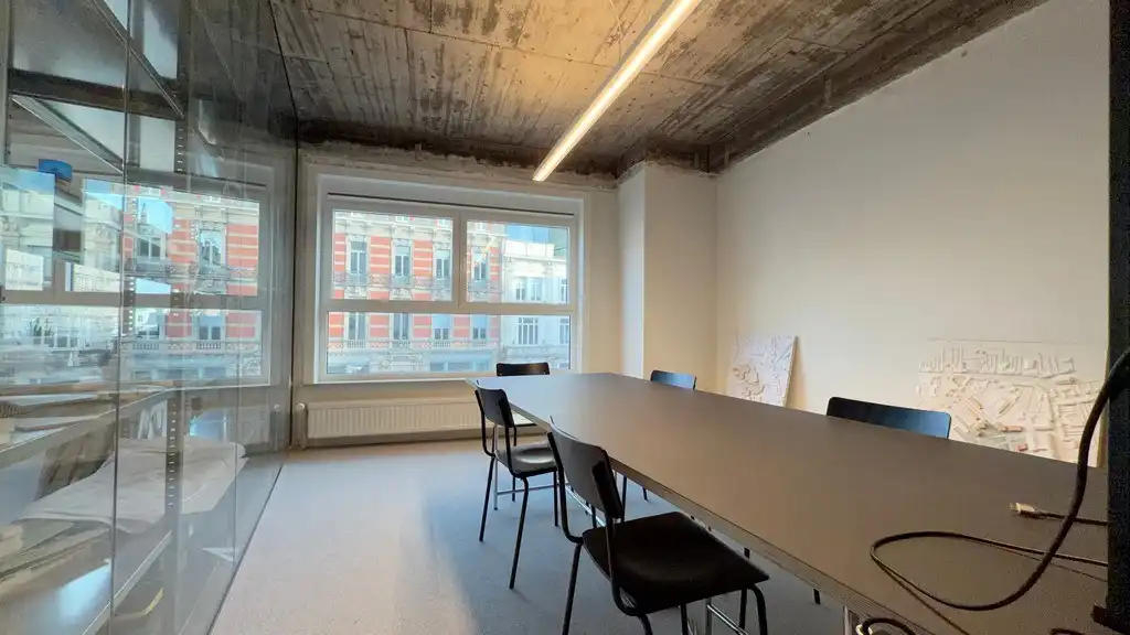 Lichtrijk kantoor te huur in hartje Gent foto 3