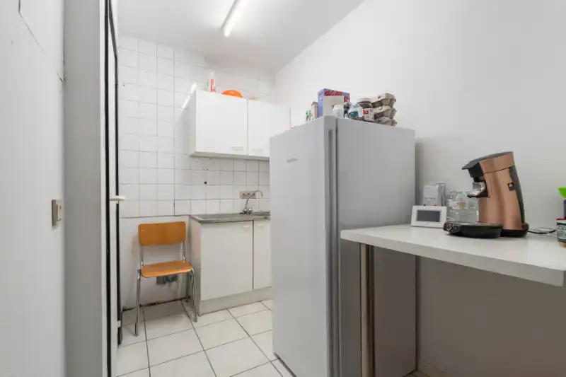 Roeselare-stadskern. Uitstekend gelegen handelspand voor winkel | praktijk | kantoor met 120m2 ruimte + aanpalende garage. Instapklaar en vernieuwd. foto 9